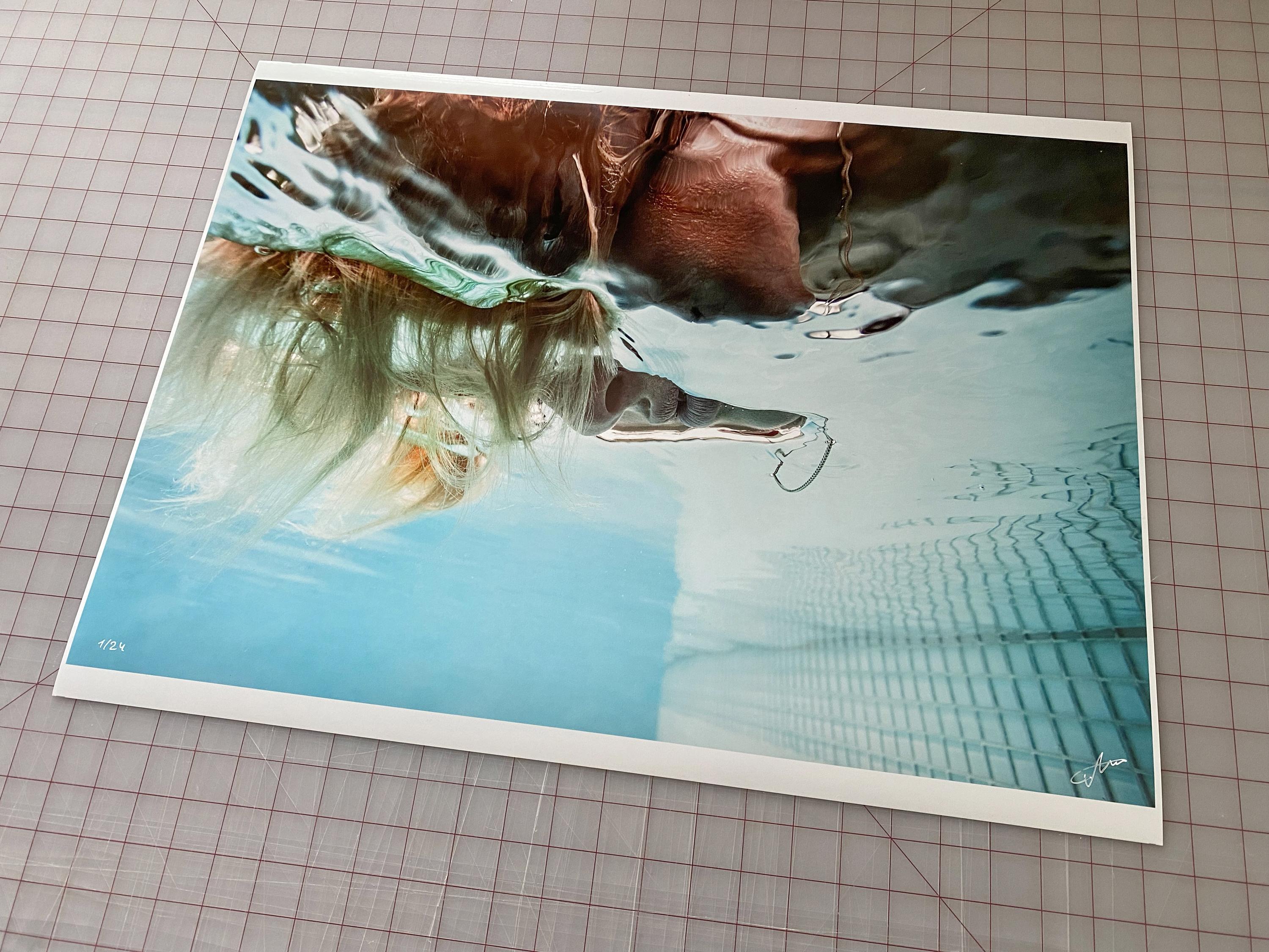 Bent Sound – Unterwasserporträt von Njomza Vitia – Archivalisches Pigmentdruck 18x24