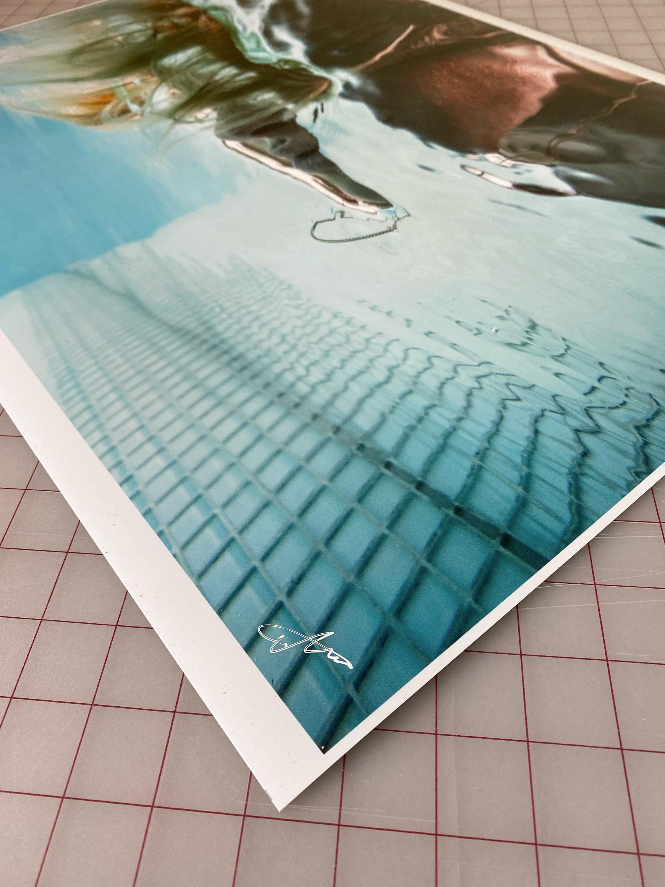 Bent Sound – Unterwasserporträt von Njomza Vitia – Archivalisches Pigmentdruck 18x24