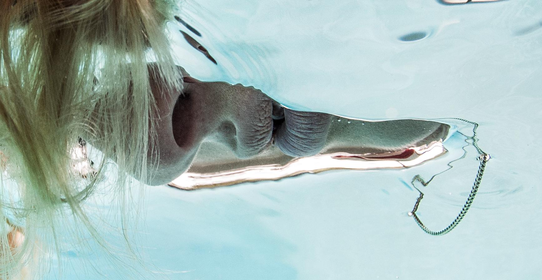 Bent Sound – Unterwasserporträt von Njomza Vitia – Archivpigmentdruck 43x62“ – Photograph von Alex Sher