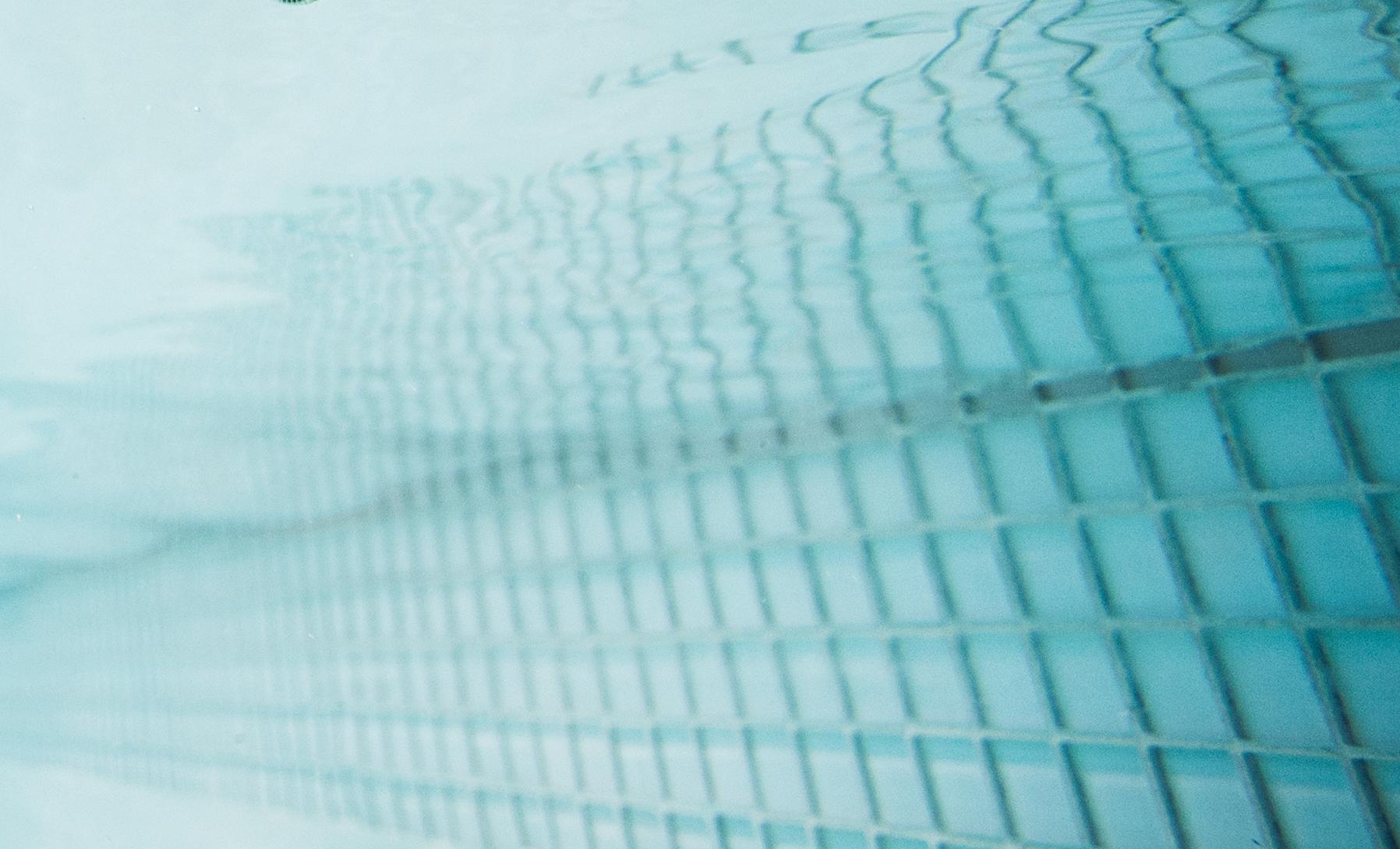 Bent Sound – Unterwasserporträt von Njomza Vitia – Archivalisches Pigmentdruck 24x35“ (Blau), Abstract Photograph, von Alex Sher