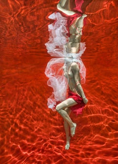 Blut und Milch III.   Unterwasser-Nacktfotografie – Druck auf Aluminium 36x24"