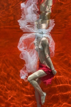 Blood and Milk III - Unterwasser Aktfotografie - Druck auf Papier 60x43"