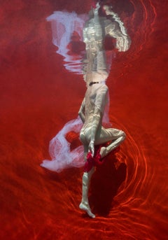 Blut und Milch VII  Aktfotografie im Unterwasser - Druck auf Aluminium 36" x 24"