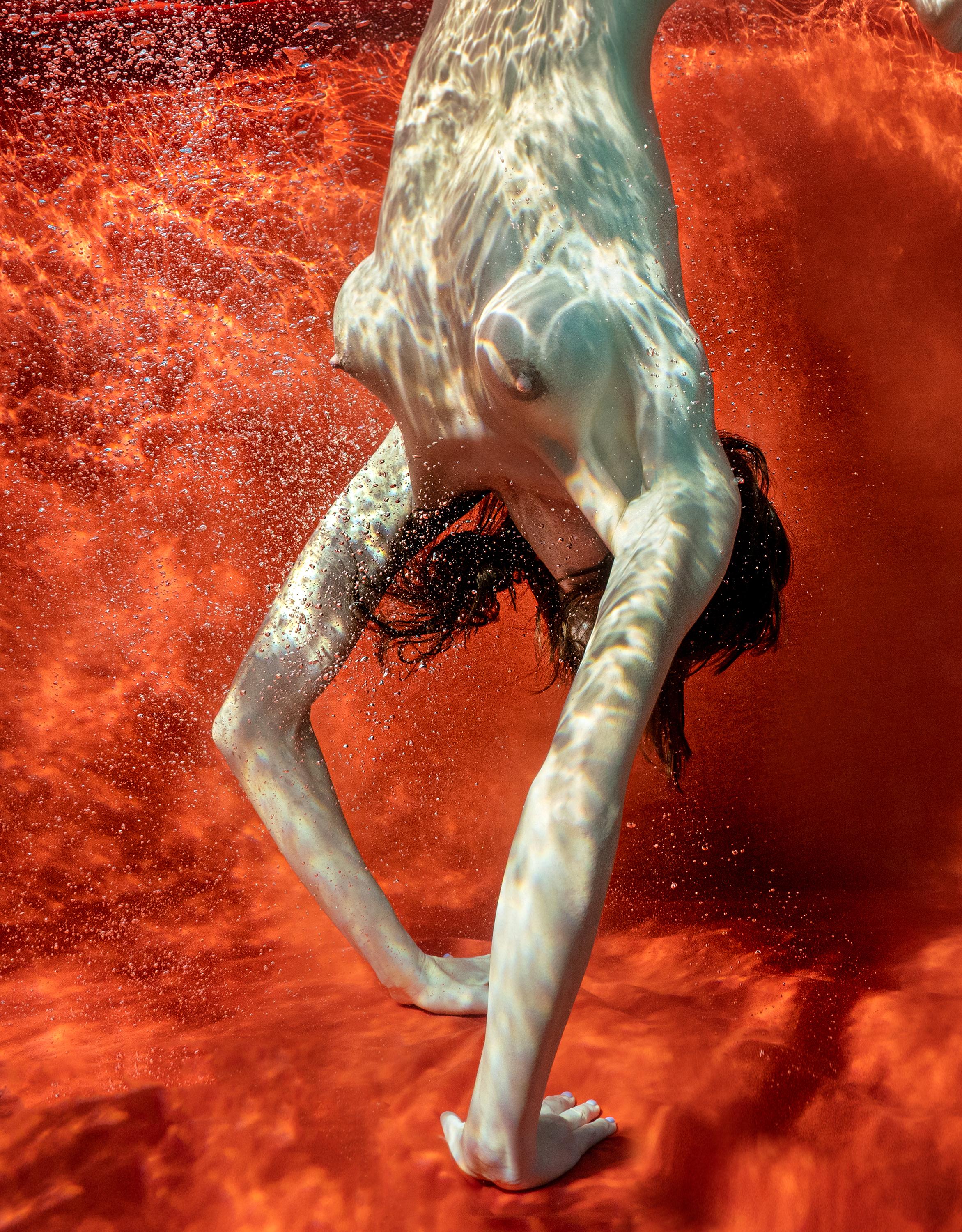 Blood and Milk VIII - Unterwasser-Aktivfotografie – Photograph von Alex Sher