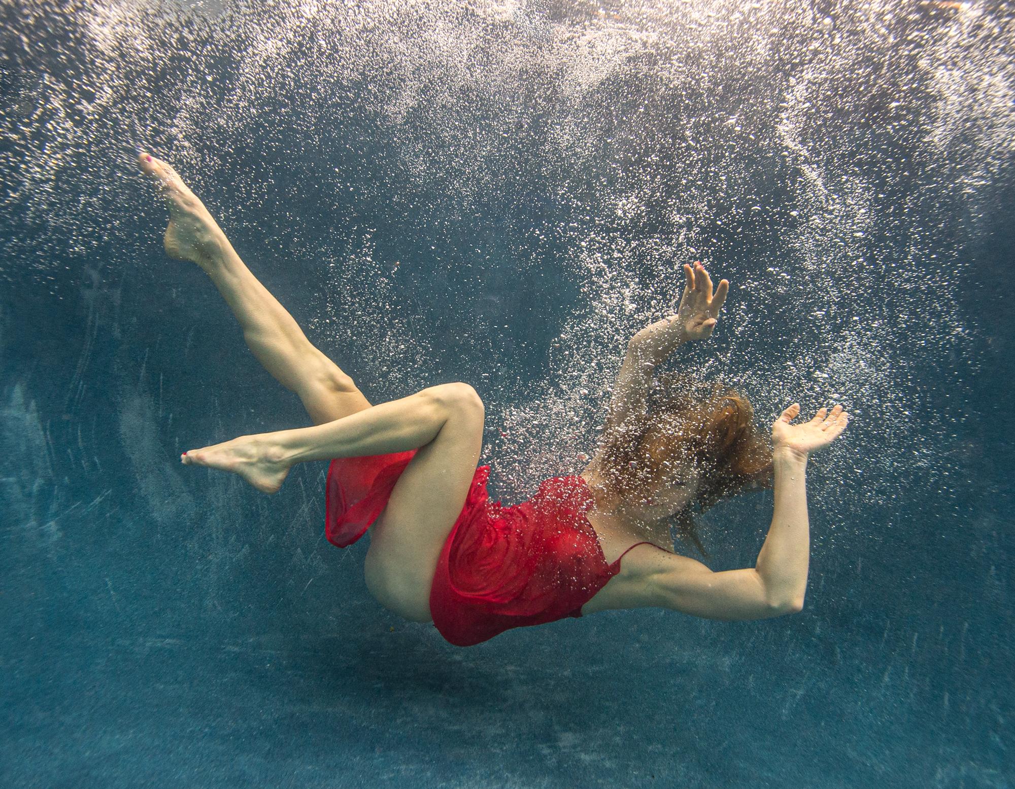 Alex Sher Figurative Photograph – Blue Fall - Unterwasser-Fotografie - Archivierungs-Pigmentdruck 43x55"