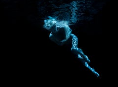Blaue Marilyn – Aktfotografie im Unterwasser – Archivalischer Pigmentdruck