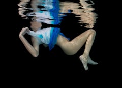 White and Blue - photographie semi-nue sous-marine - pigment d'archives 18" x 24"