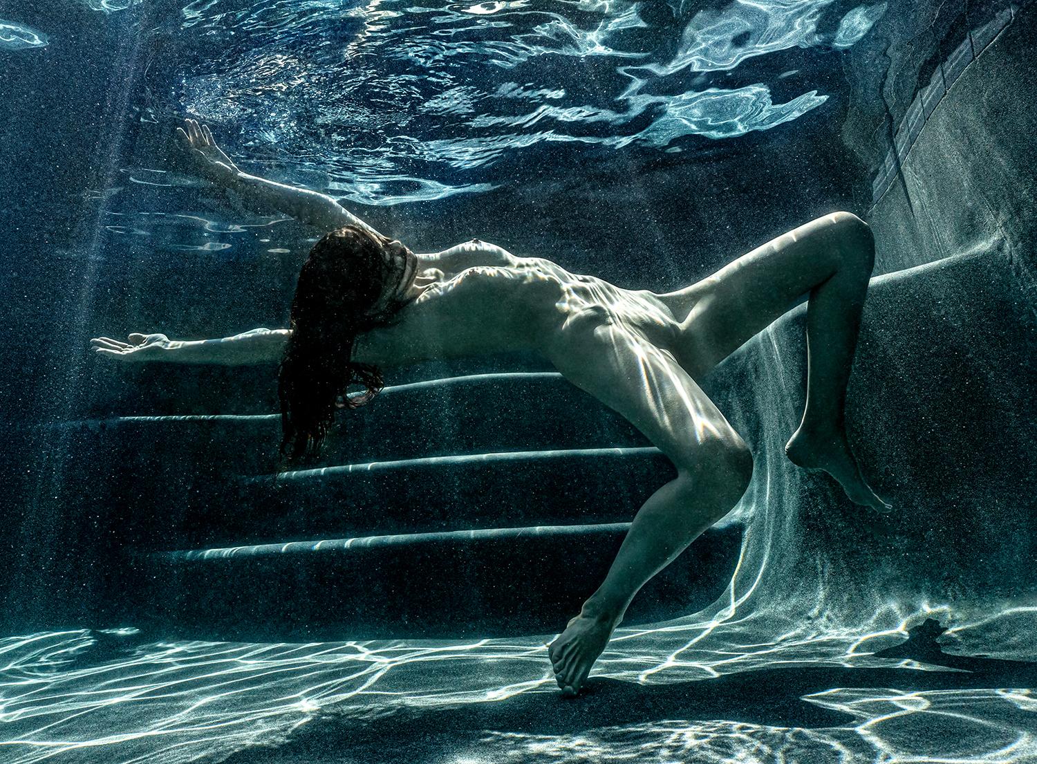 Breakdance – Aktfotografie im Unterwasser – Druck auf Papier 16 x 23,5 – Photograph von Alex Sher