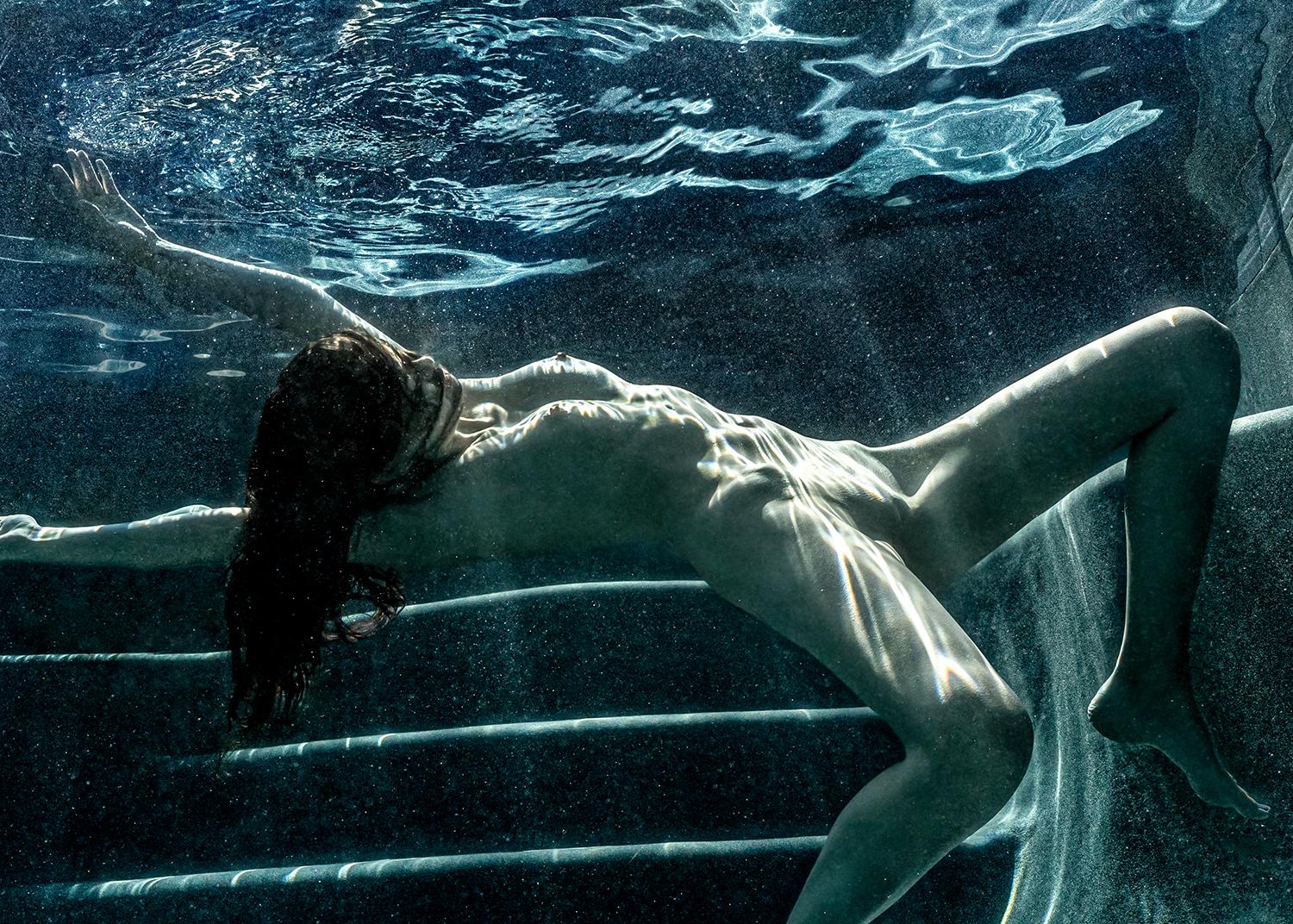 Breakdance – Aktfotografie im Unterwasser – Druck auf Papier 16 x 23,5 (Fotorealismus), Photograph, von Alex Sher