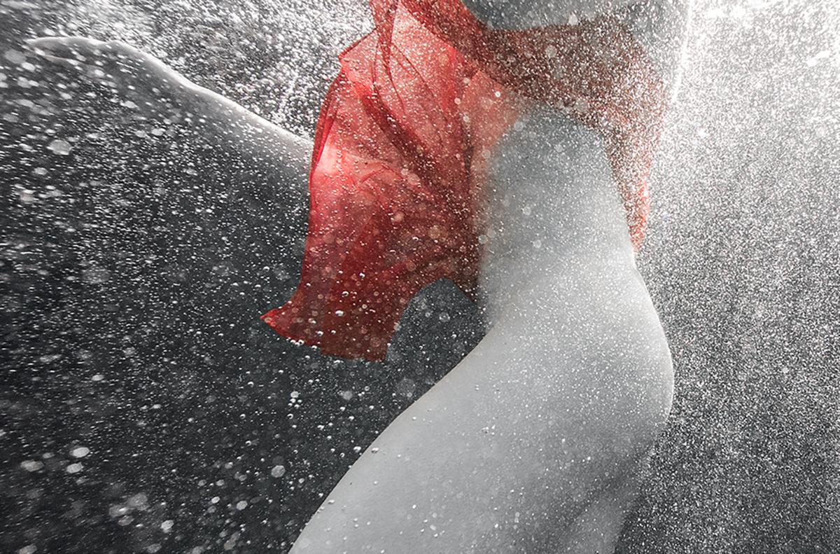 Bubble Dance- Unterwasserfotografie - Druck auf Papier 18 x 24 (Schwarz), Figurative Photograph, von Alex Sher