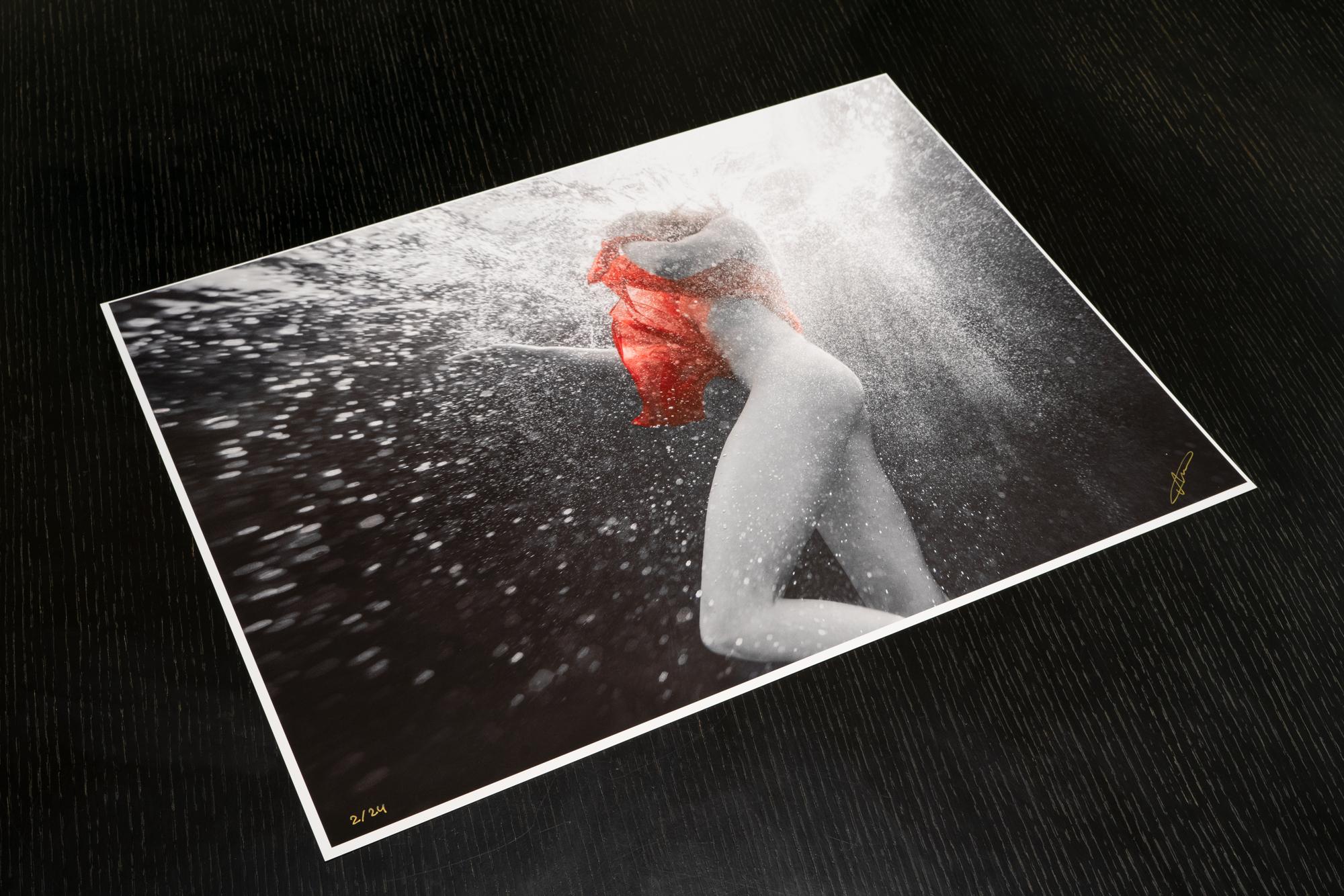 Bubble Dance- Unterwasserfotografie - Druck auf Papier 26 x 35 – Photograph von Alex Sher