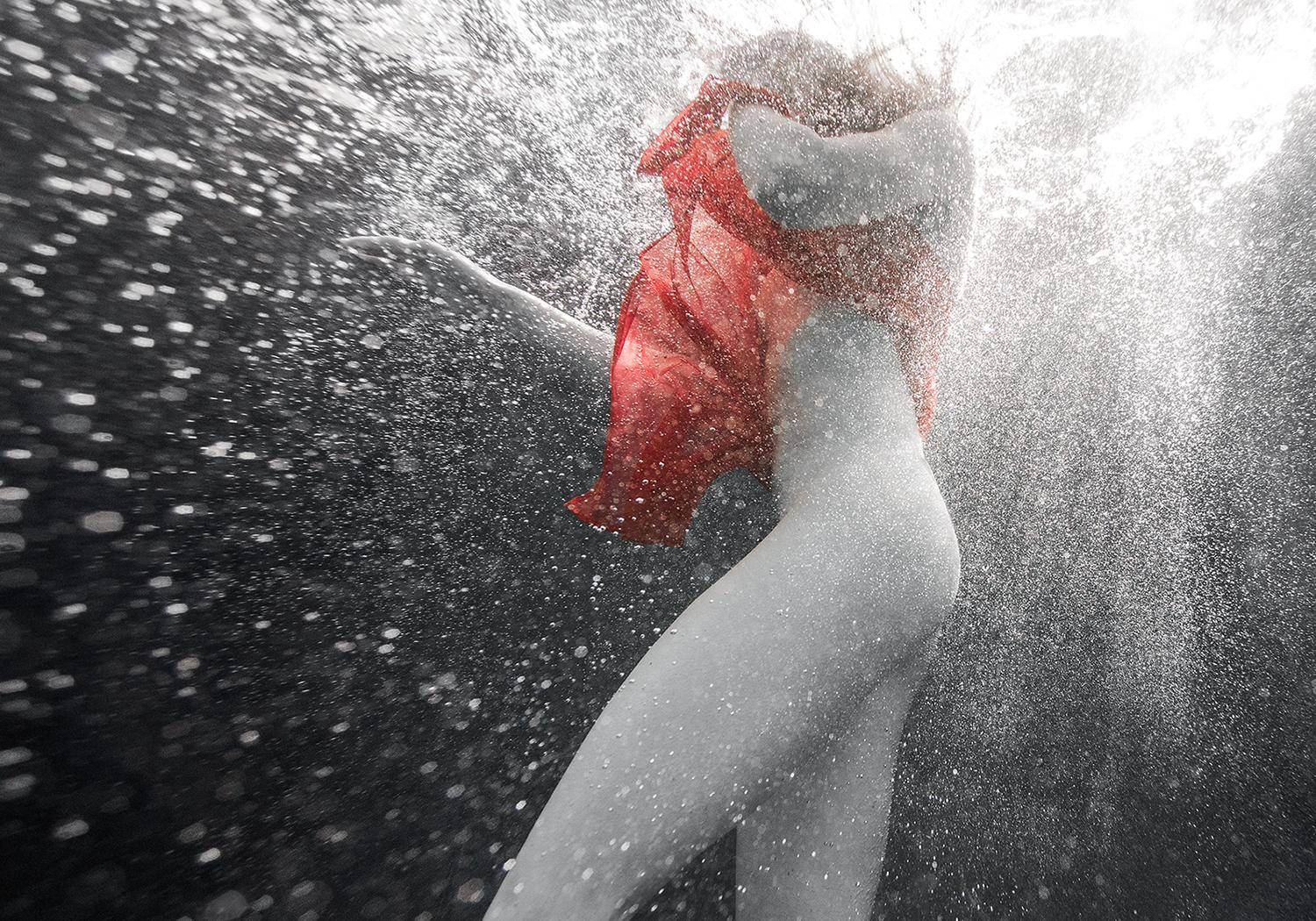 Bubble Dance- Unterwasserfotografie - Druck auf Papier 26 x 35 (Fotorealismus), Photograph, von Alex Sher