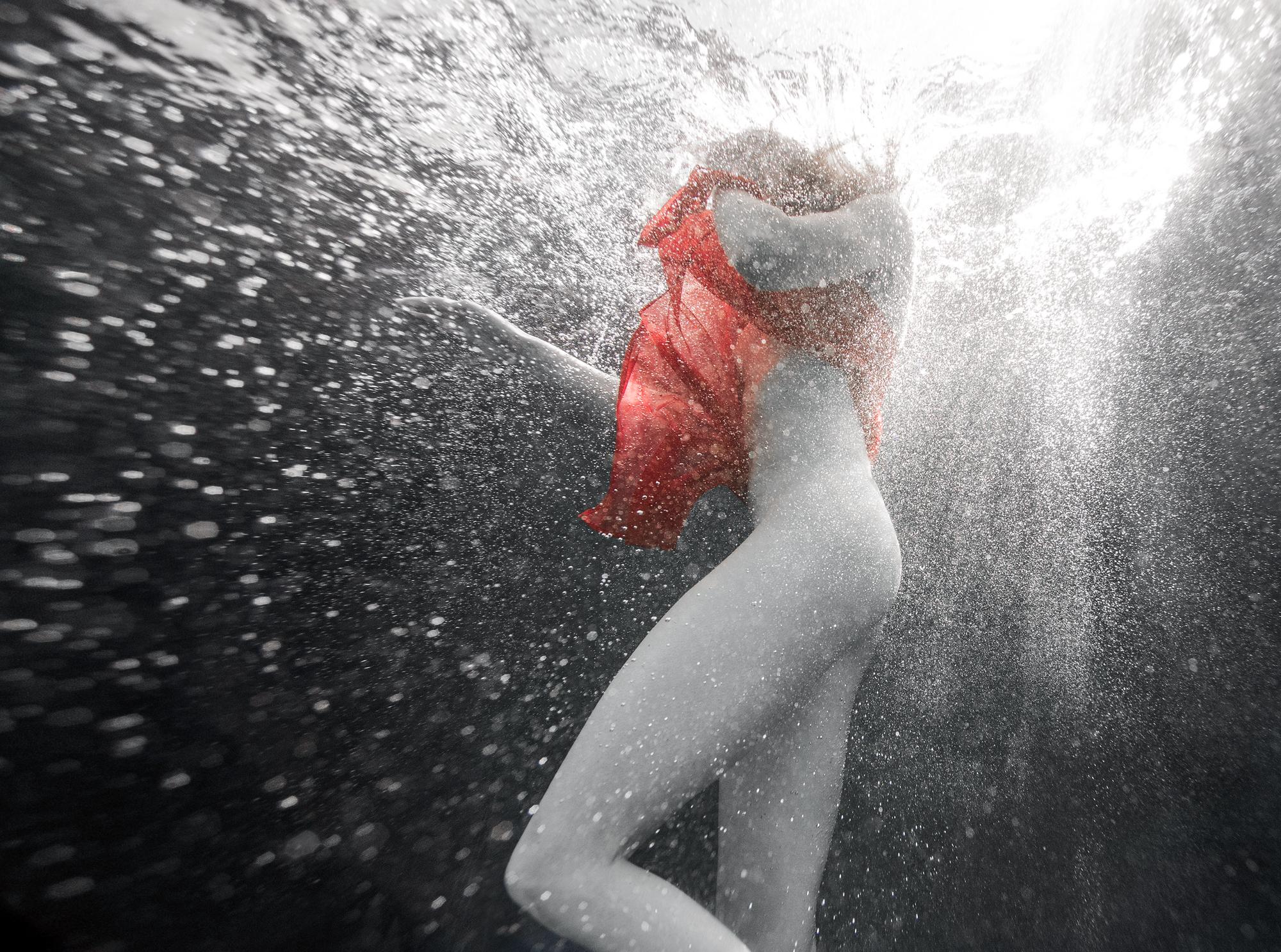 Alex Sher Color Photograph – Bubble Dance- Unterwasserfotografie - Druck auf Papier 26 x 35