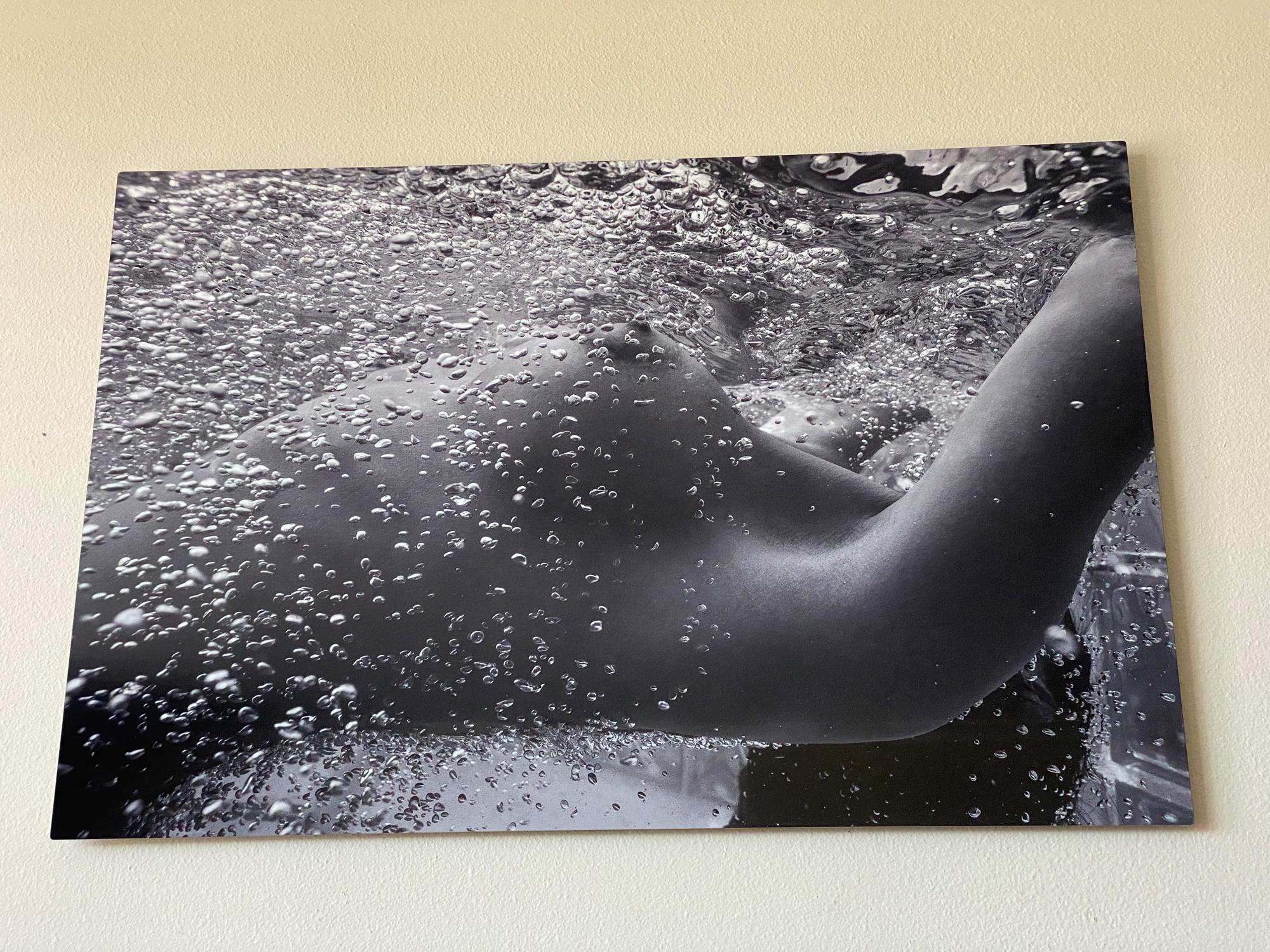 Burbujas - fotografía submarina de desnudo en blanco y negro - impresión sobre aluminio 24 x 36