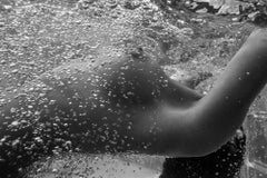 Bubbles - Unterwasser-Schwarz-Weiß-Aktfotografie in Schwarz-Weiß - Druck auf Aluminium 24 x 36"