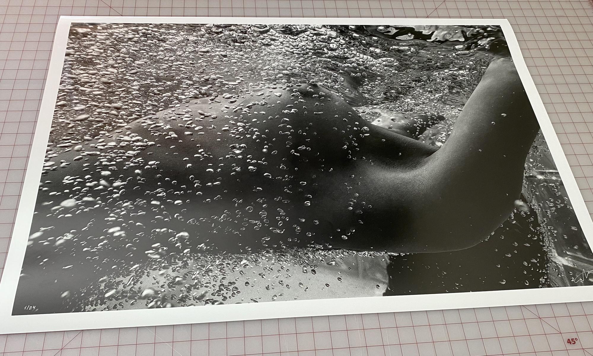 Bubbles - Unterwasser-Schwarz-Weiß-Nacktfotografie - Archivalischer Pigmentdruck 35x52