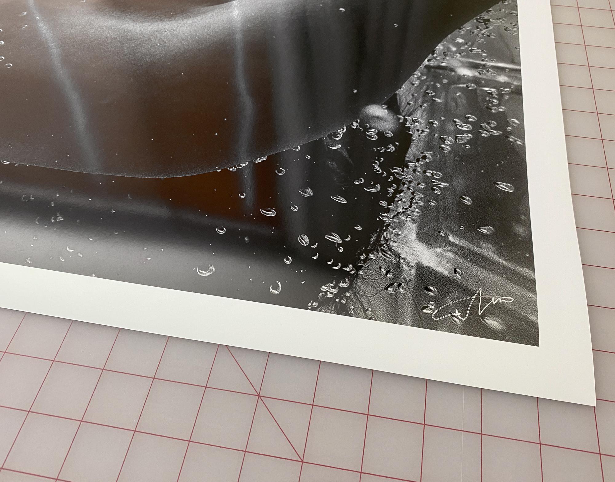 Bubbles - Unterwasser-Schwarz-Weiß-Nacktfotografie - Archivalischer Pigmentdruck 35x52