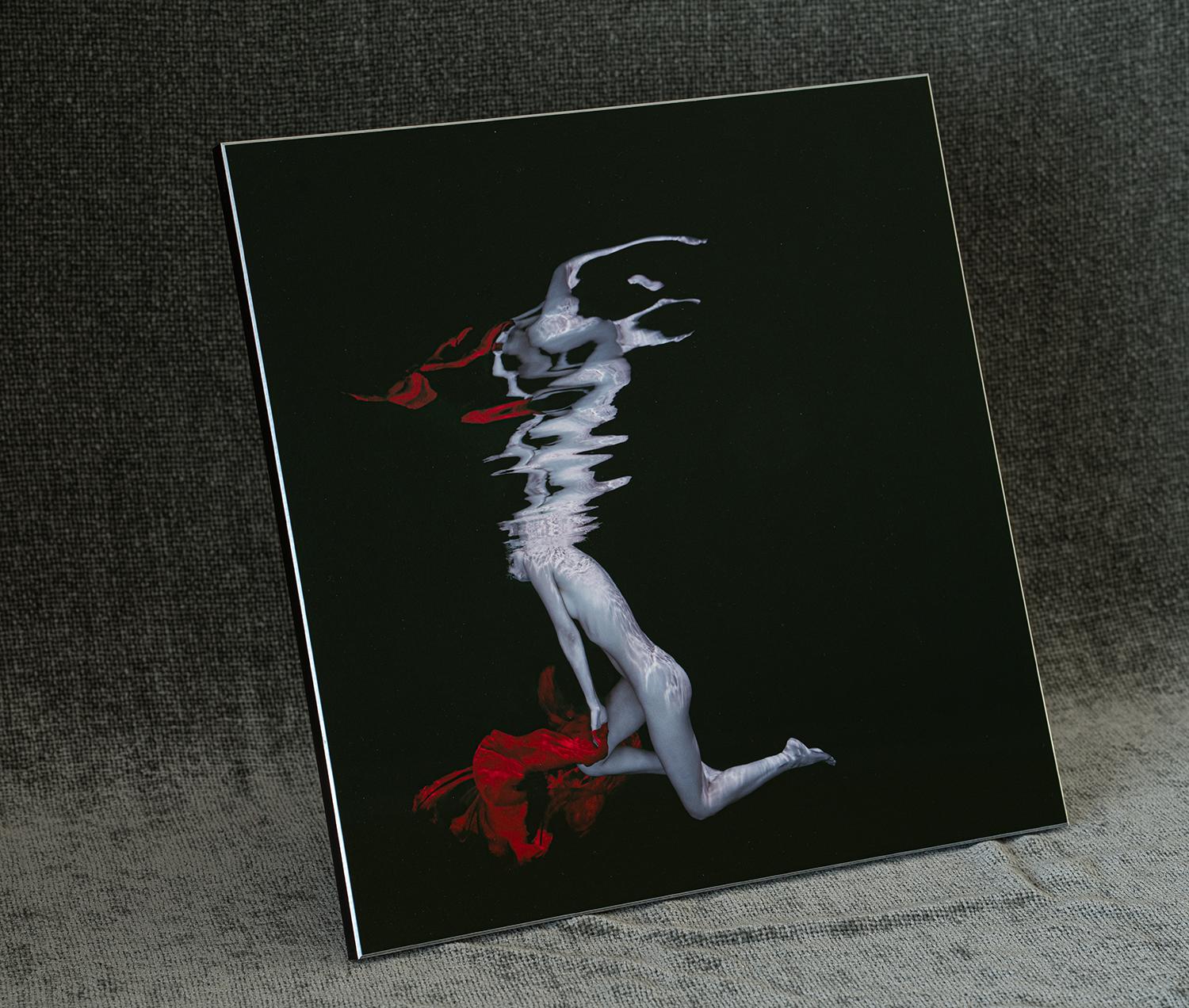 Carmen - photo de nu sous l'eau - impression sur aluminium 12 x 12 pouces en vente 1