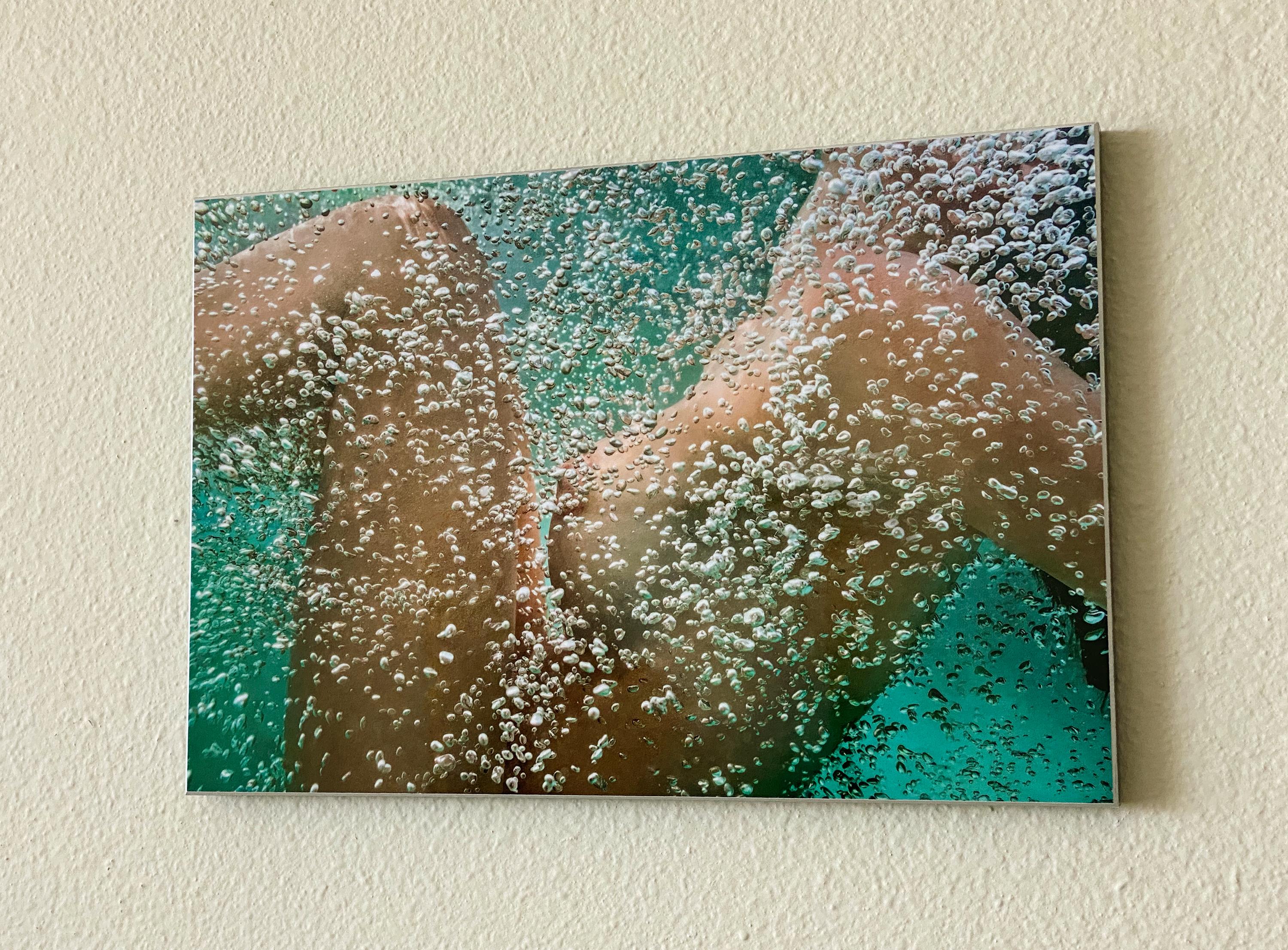 Champagne  - photographie de nu sous-marine - impression sur aluminium 8 x 12 pouces - Photograph de Alex Sher