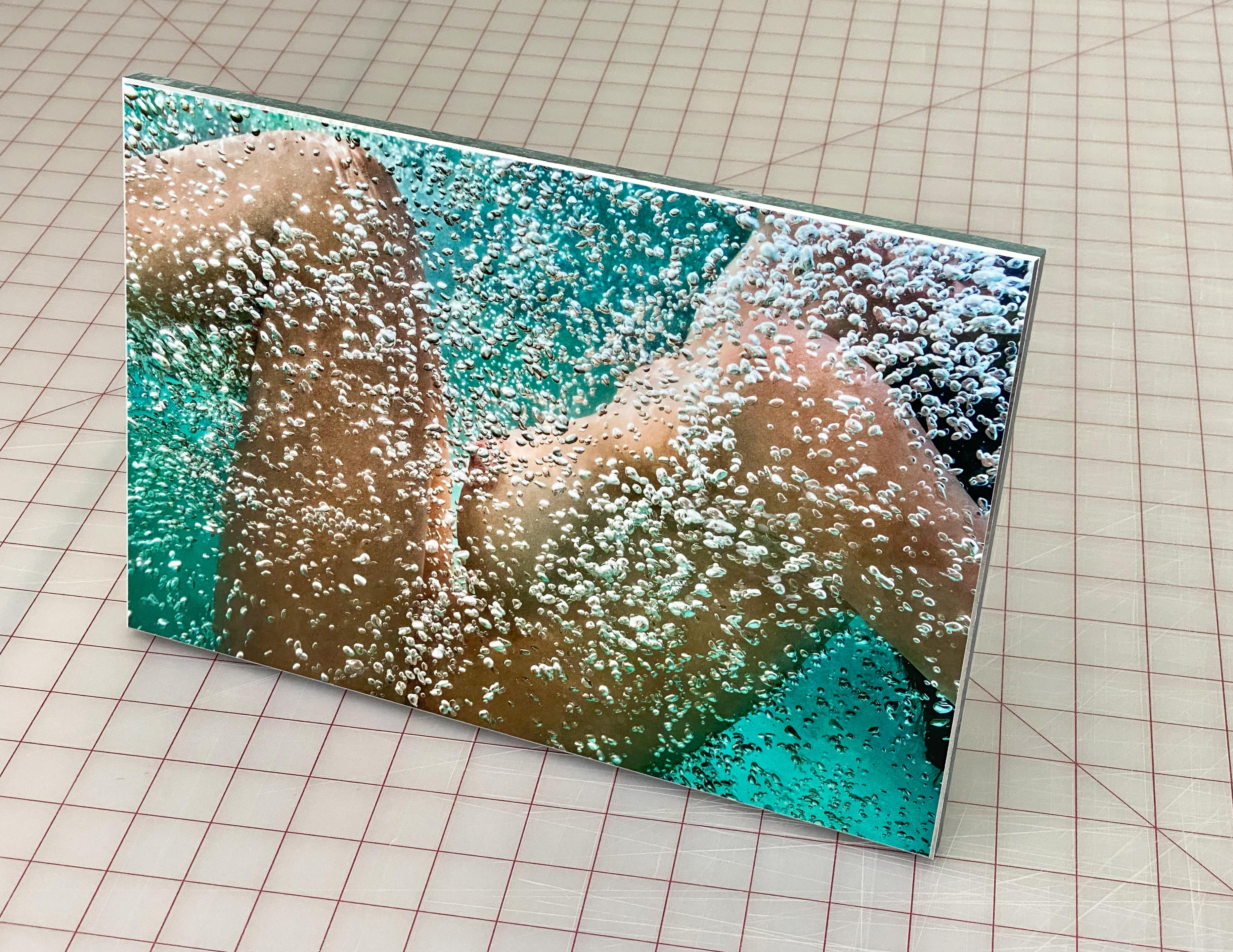Champagne  - photographie de nu sous-marine - impression sur aluminium 8 x 12 pouces - Gris Nude Photograph par Alex Sher