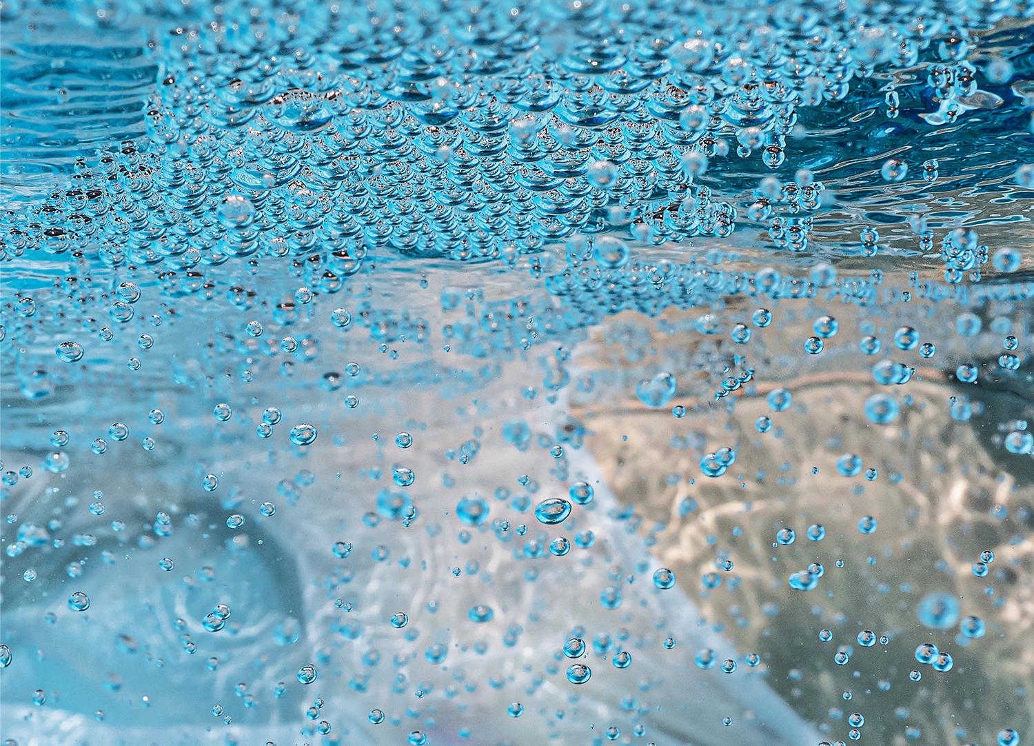 Chilled Champagner - Unterwasser-Nacktfotografie - Druck auf Papier 16 x 23,5 (Fotorealismus), Photograph, von Alex Sher