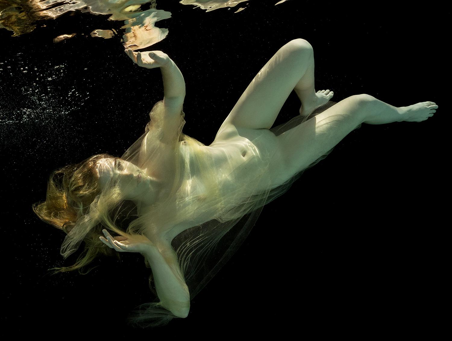 Danae und Zeus – Aktfotografie im Unterwasser – Druck auf Papier 27x35“ – Photograph von Alex Sher