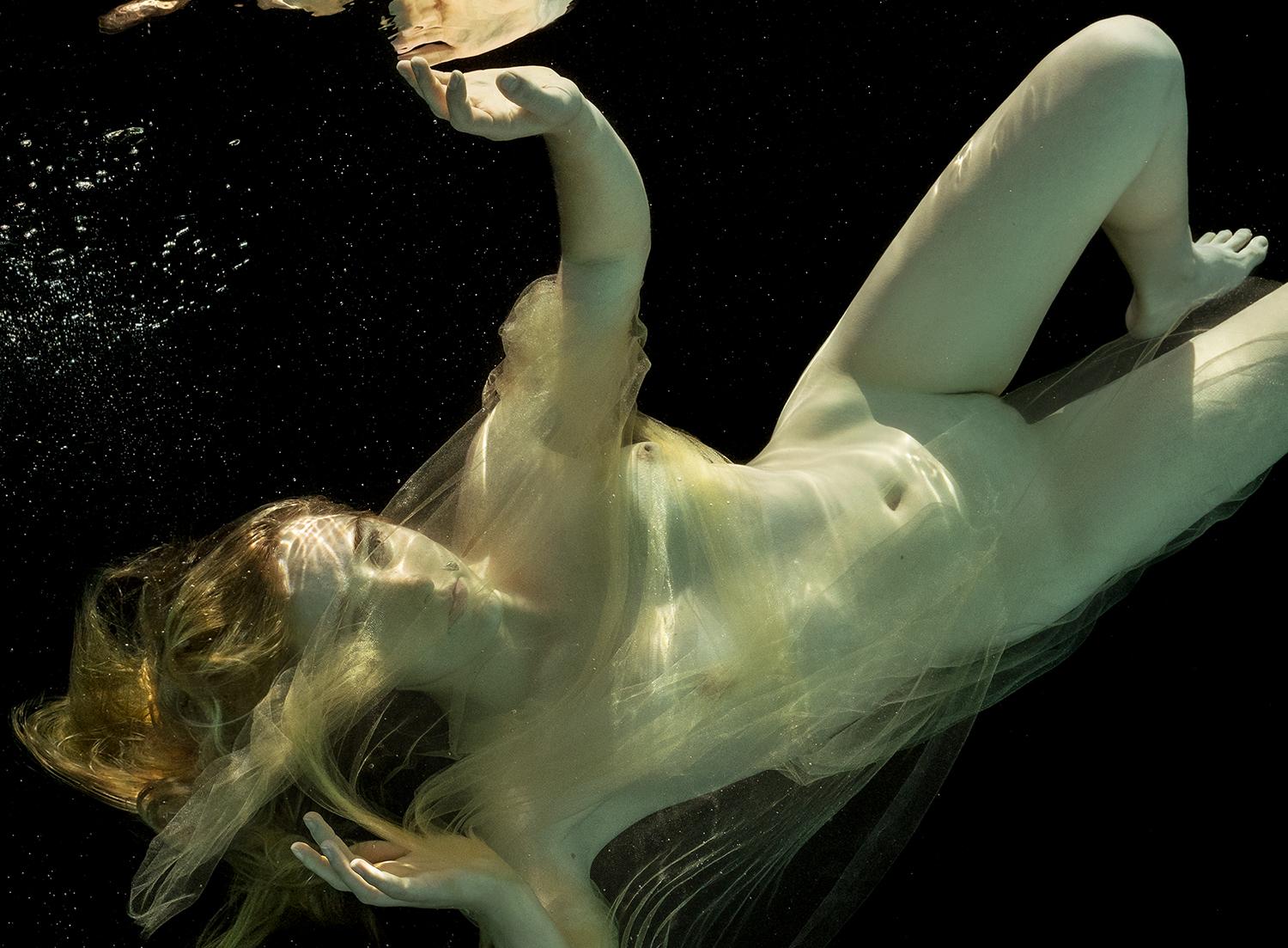Danae und Zeus – Aktfotografie im Unterwasser – Druck auf Papier 27x35“ (Fotorealismus), Photograph, von Alex Sher