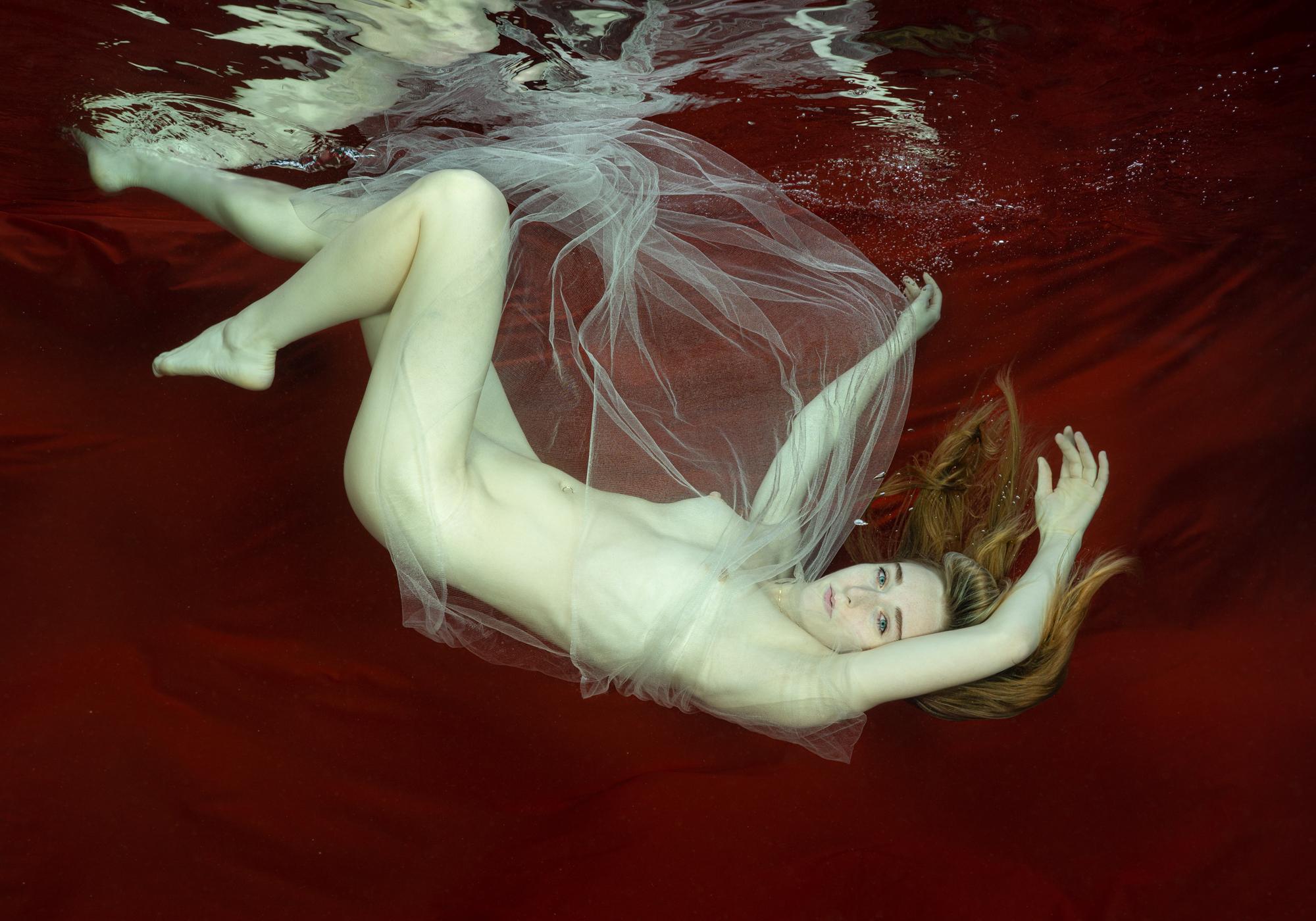 Alex Sher Nude Photograph – Unterwasser-Nacktfotografie – Archivalischer Pigmentdruck von Loreley