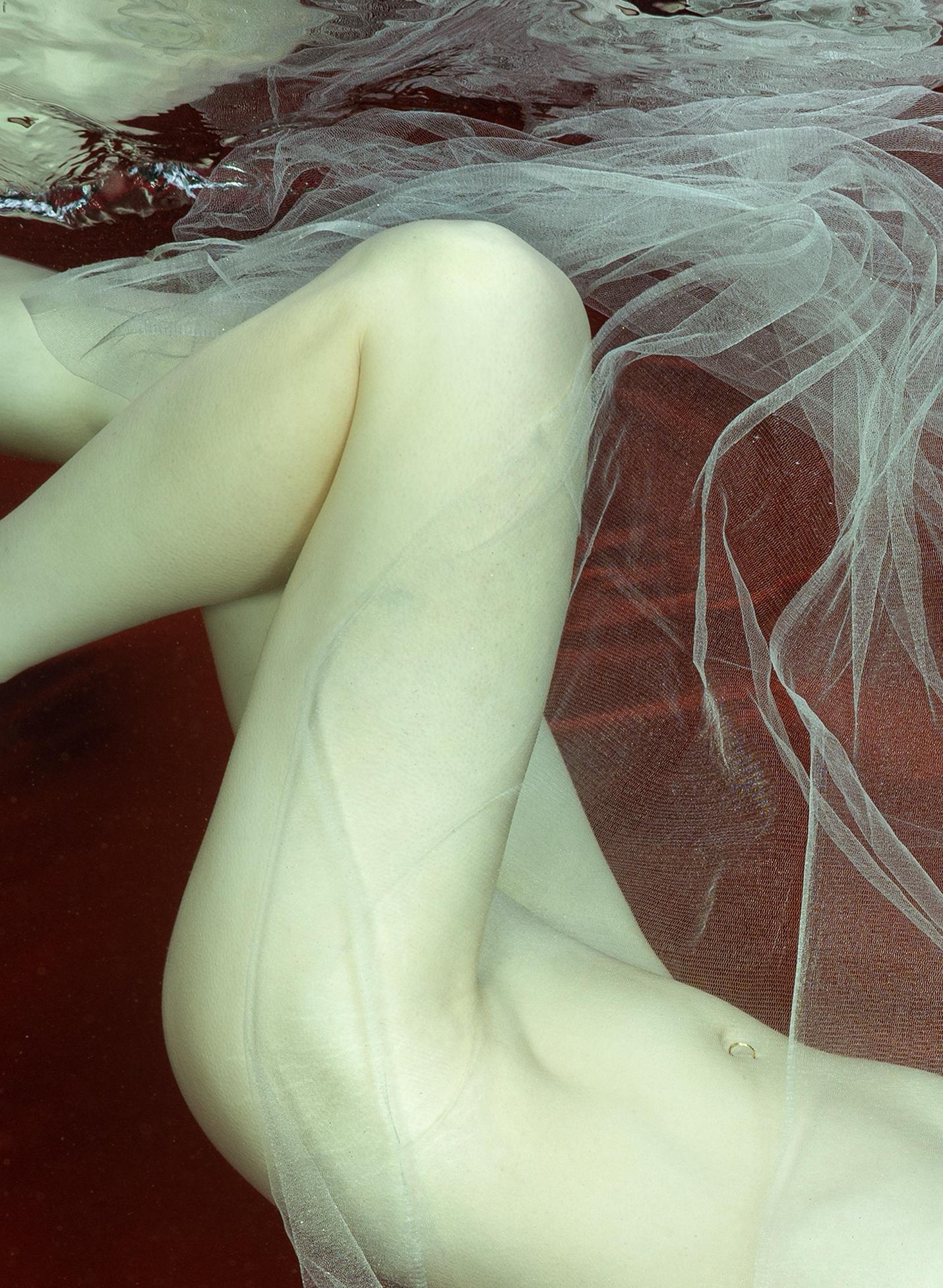 Unterwasser-Nacktfotografie – Archivalischer Pigmentdruck von Loreley (Fotorealismus), Photograph, von Alex Sher