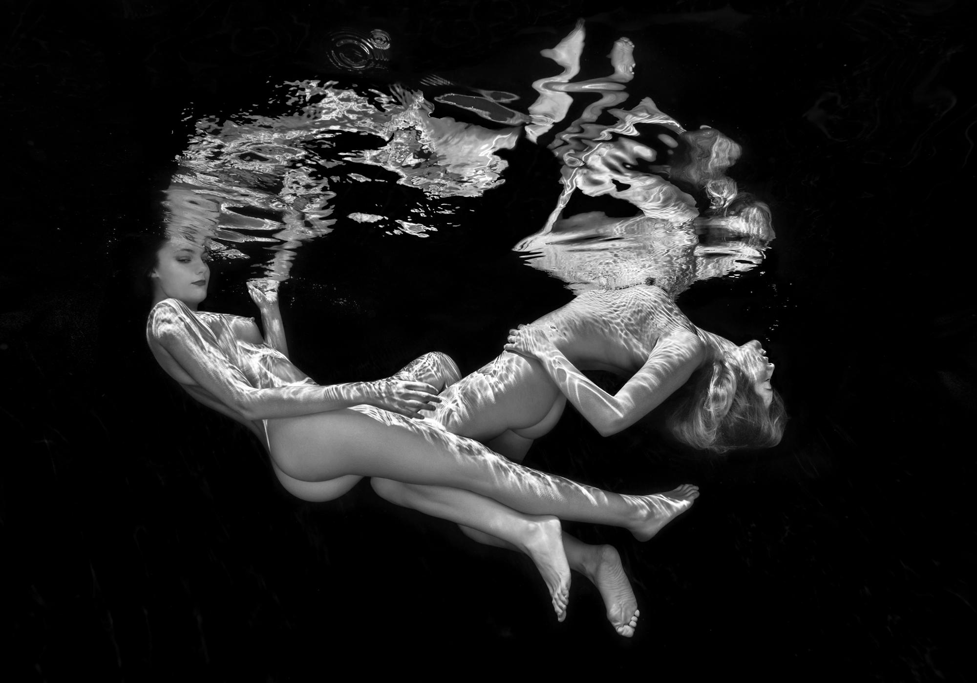 Alex Sher Nude Photograph – Double Trouble - Unterwasser-Schwarz-Weiß-Nacktfotografie in Schwarz-Weiß - Papierdruck 17 x 24"