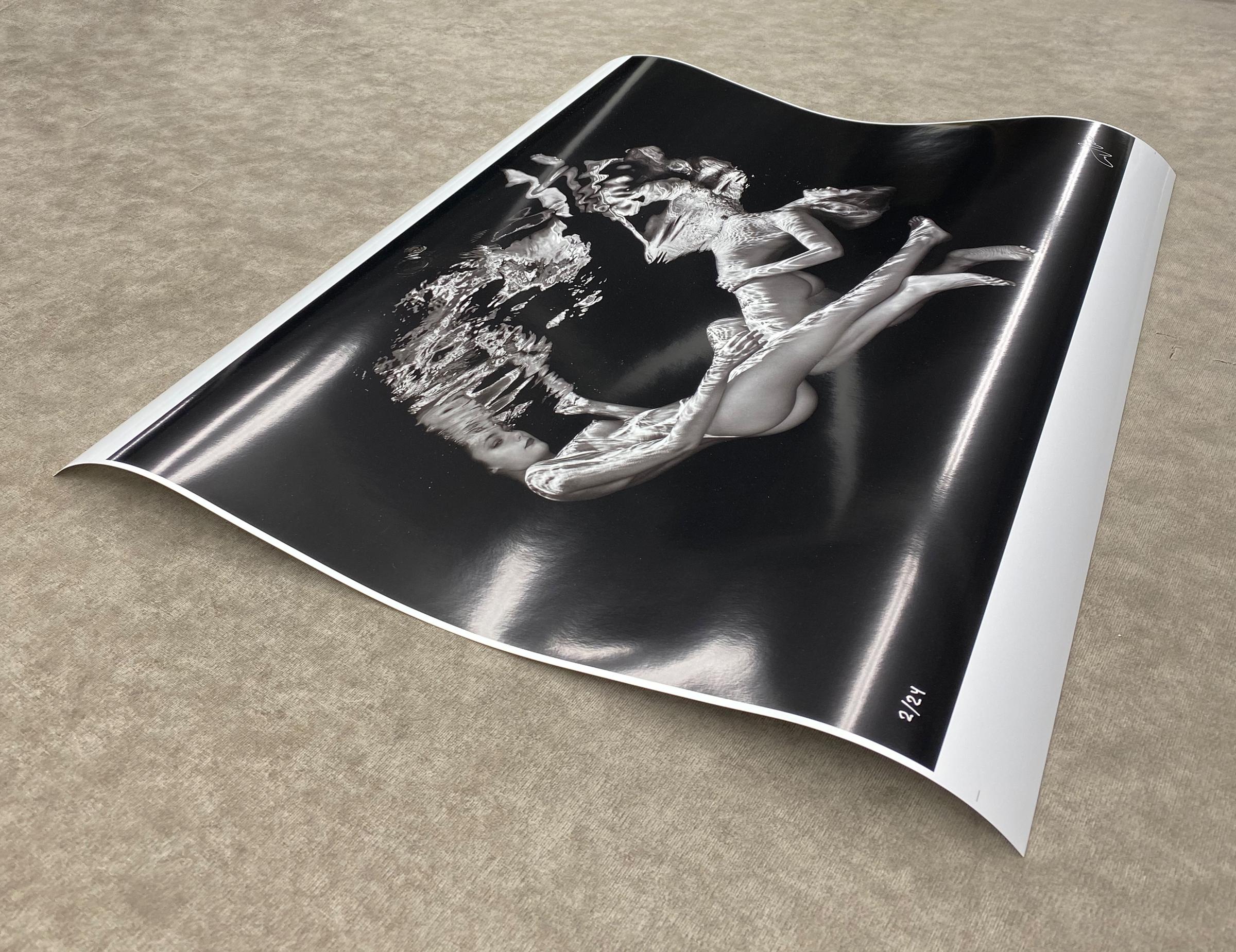 Double Trouble - photographie sous-marine de nu en noir et blanc - tirage papier 17 x 24