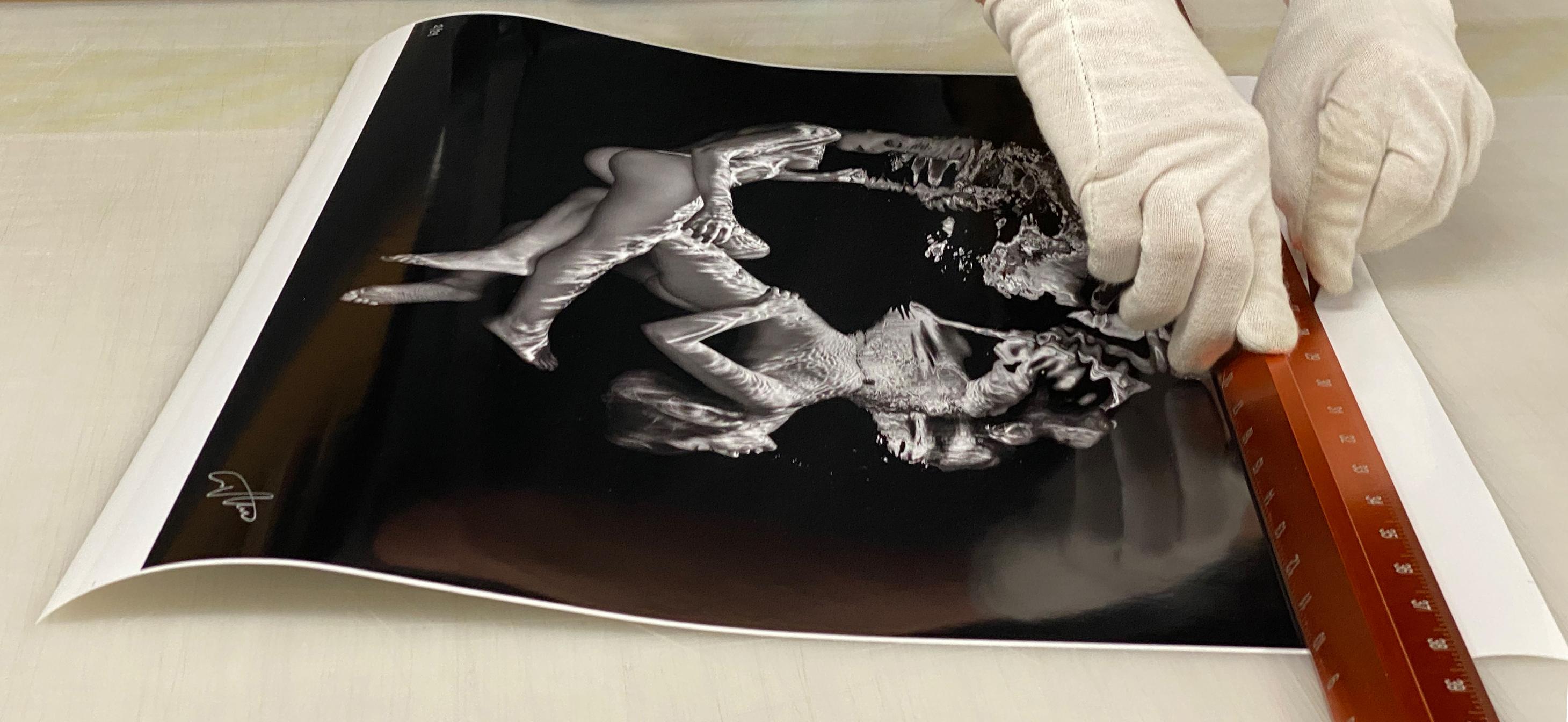 Double Trouble - Unterwasser-Schwarz-Weiß-Nacktfotografie in Schwarz-Weiß - Papierdruck 17 x 24