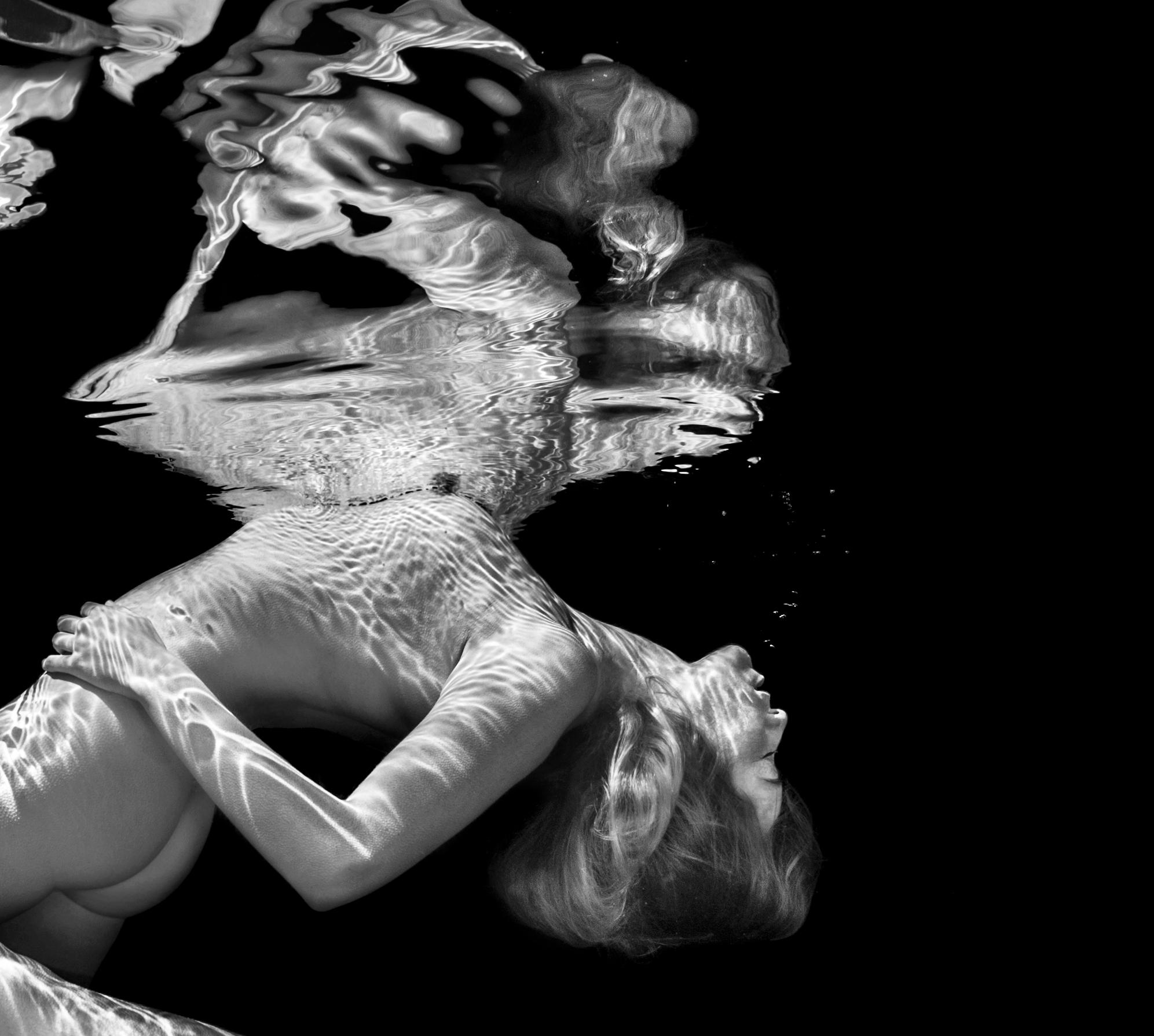 Une photographie sous-marine en noir et blanc de deux jeunes femmes nues dans la piscine.

Tirage pigmentaire original de qualité galerie sur papier d'archives signé par l'artiste.
Edition limitée à 24 exemplaires
Taille du papier : 18x24