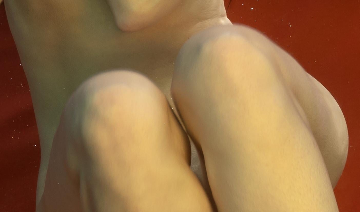 Eine Unterwasseraufnahme einer jungen nackten Frau in einem Schwimmbecken.  

Original-Pigmentdruck in Galerie-Qualität, archiviert  vom Autor signiert. 
Limitierte Auflage von 24 Stück
Papierformat: 24 