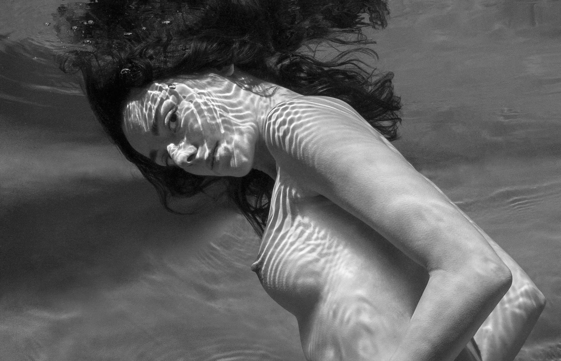 Augen und Streifen - Unterwasser Aktfotografie schwarz/weiß Archivdruck 35 