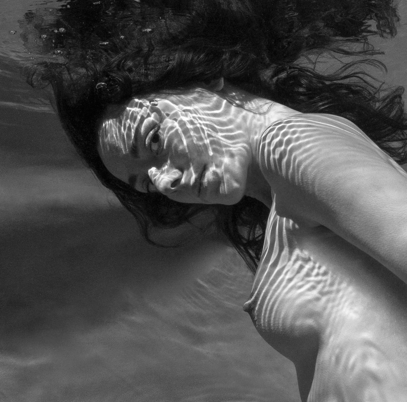 Augen und Streifen - Unterwasser Aktfotografie schwarz/weiß Archivdruck 35 