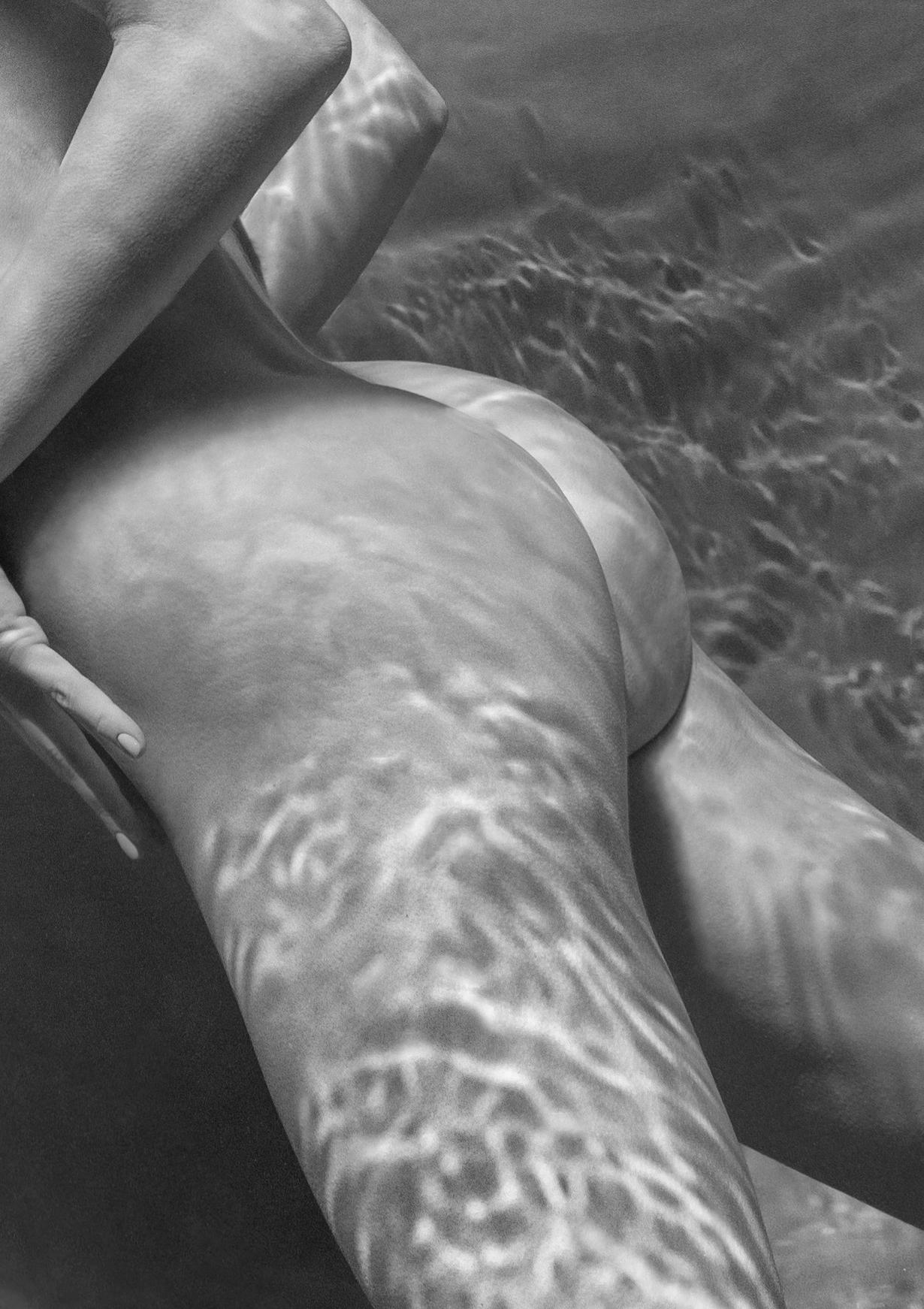 Unterwasser-Schwarz-Weiß-Foto einer jungen nackten Frau. Ihr Gesicht und ihre klassische Brust sind von Sonnenstrahlen bedeckt.

Original-Pigmentdruck in Galeriequalität, vom Künstler signiert.
Limitierte Auflage von 12 Stück 
Papierformat: