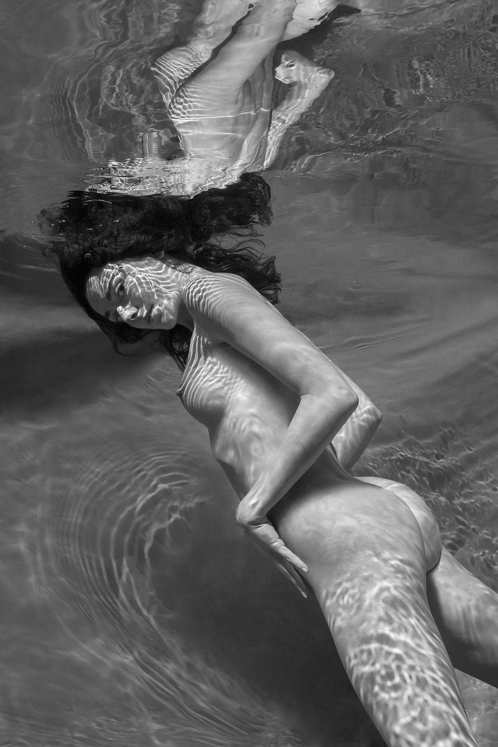 Alex Sher Black and White Photograph – Augen und Streifen - Unterwasser Aktfotografie schwarz/weiß Archivdruck 35 "х23"