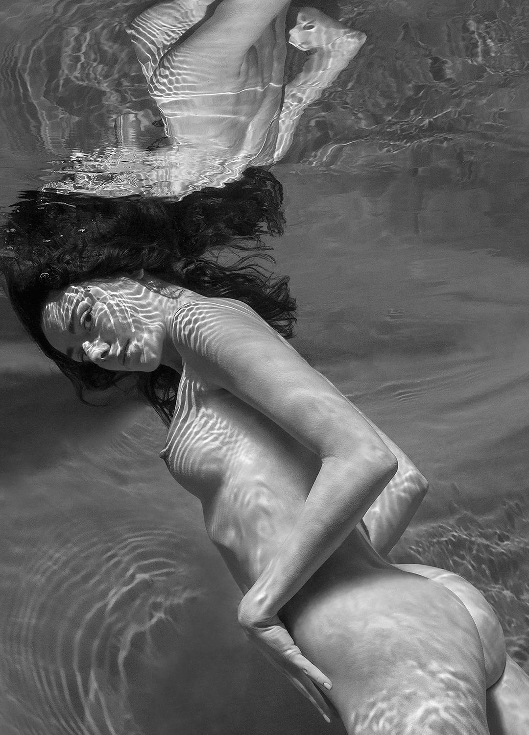 Occhi e strisce - fotografia di nudo subacqueo in bianco e nero - stampa su alluminio 36х24