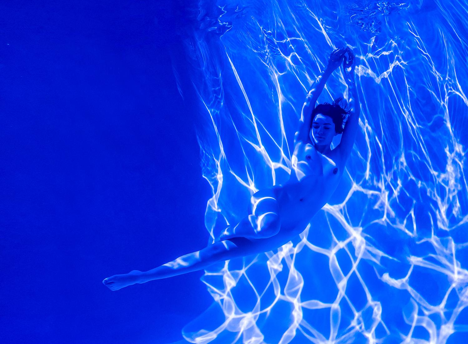 Figurative Photograph Alex Sher - Fluorescence - photographie de nu sous-marin - tirage pigmentaire d'archives 35" x 48"