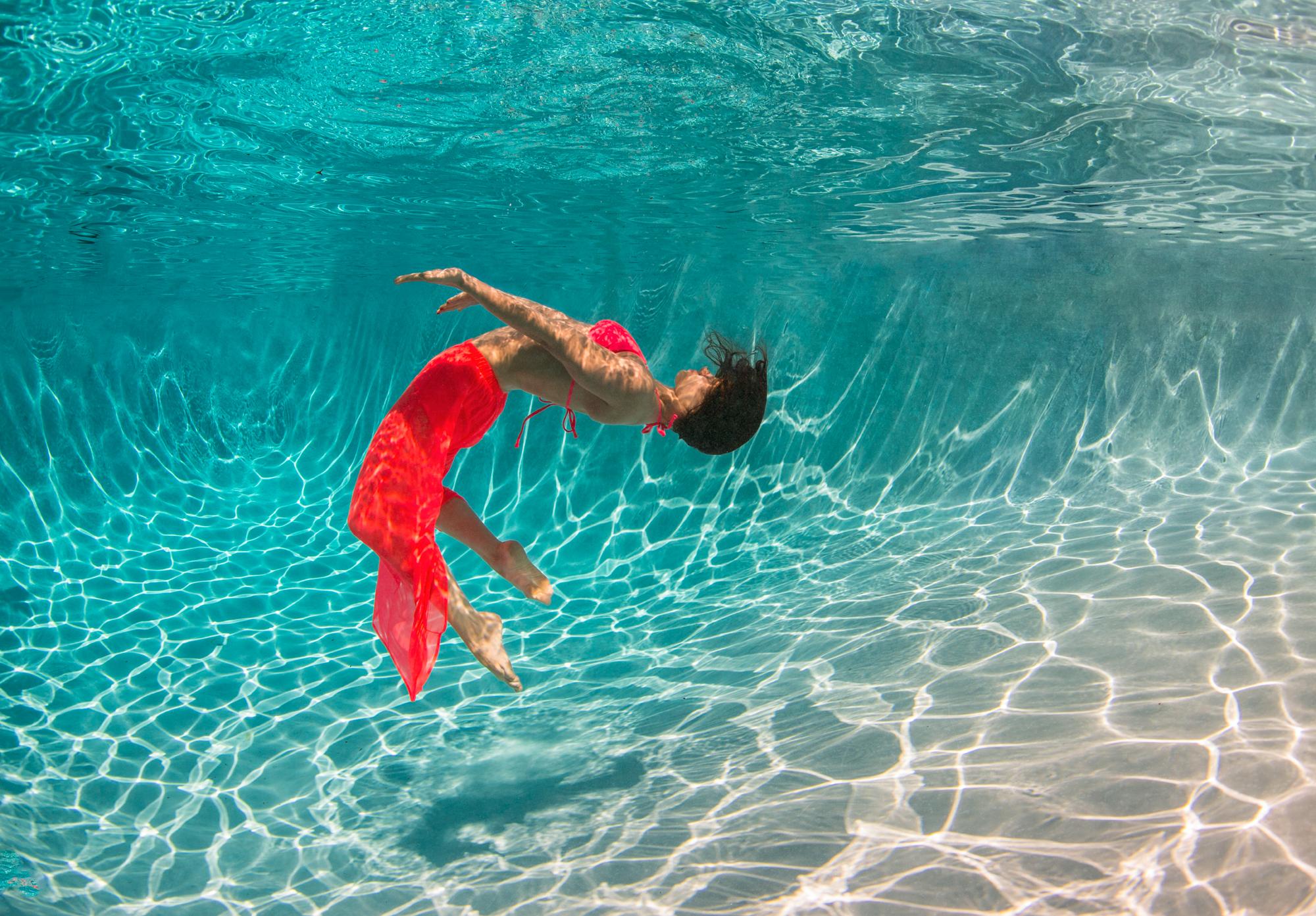 Figurative Photograph Alex Sher - Flurry - photographie sous-marine - tirage pigmentaire d'archives 43" x 62".