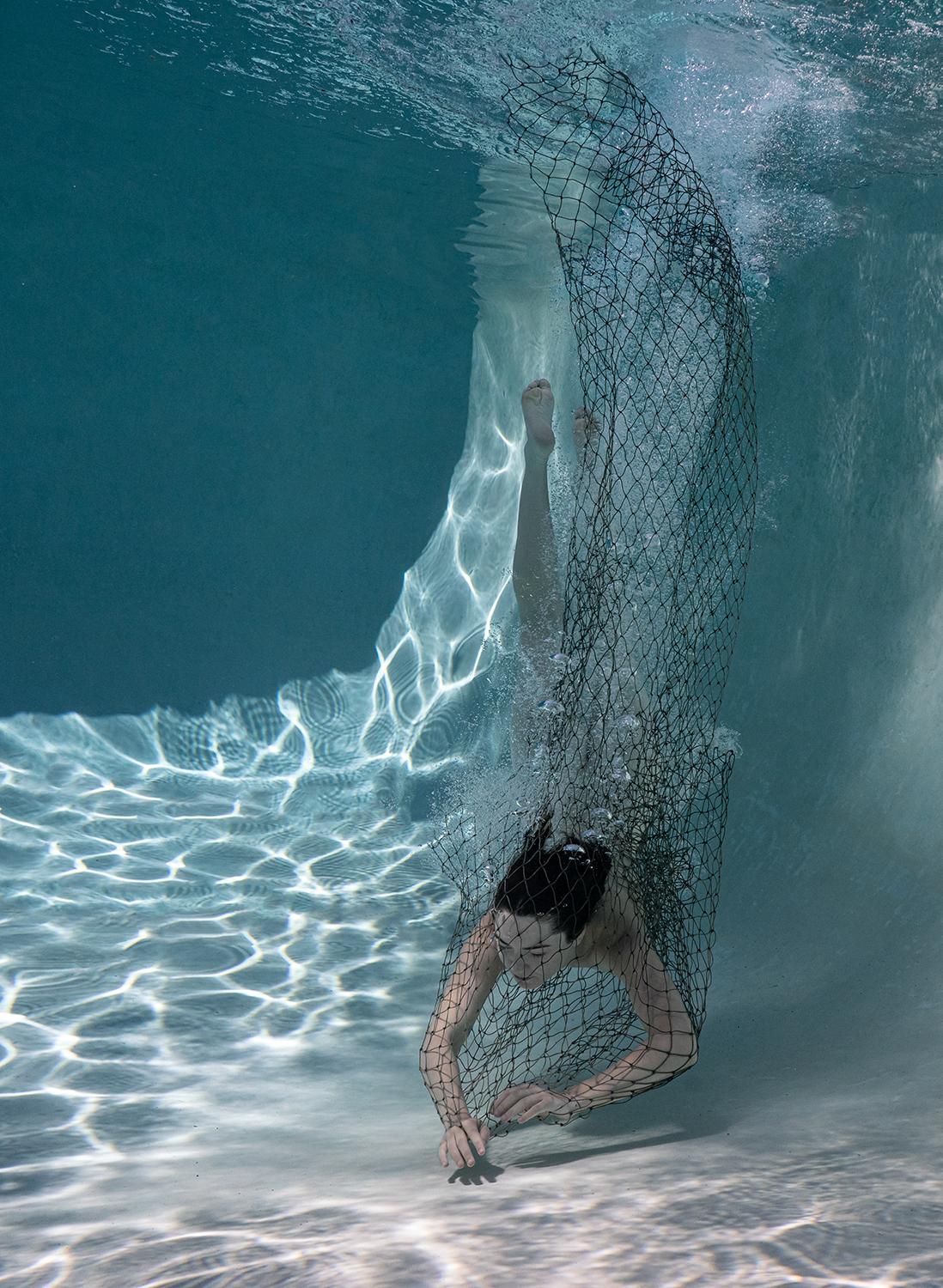 Viernes de pesca - fotografía de desnudo bajo el agua - impresión de pigmento de archivo 23x17"