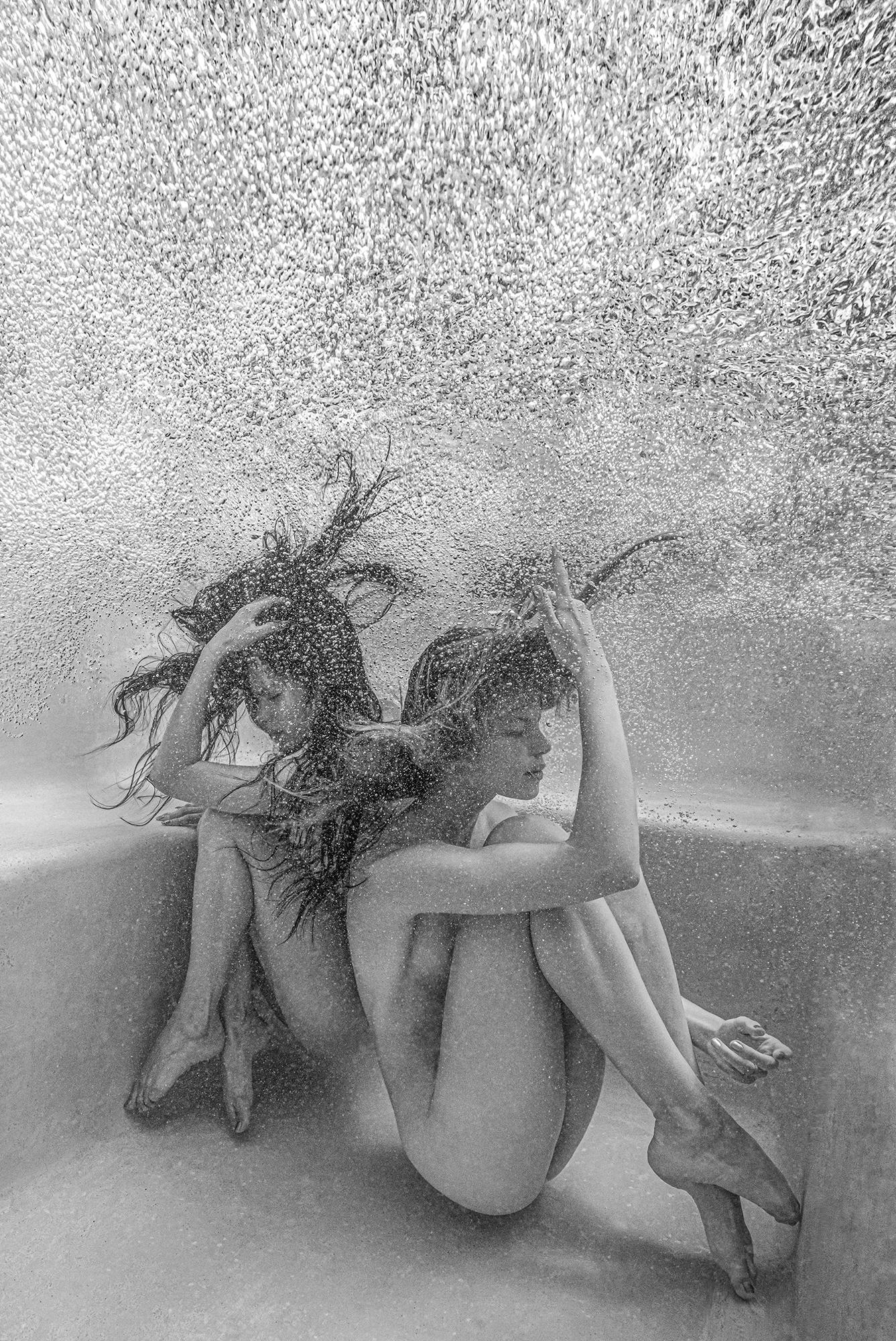 Black and White Photograph Alex Sher - vendredi Night - photographie sous-marine en noir et blanc - impression sur aluminium 91,44 x 61,44 cm