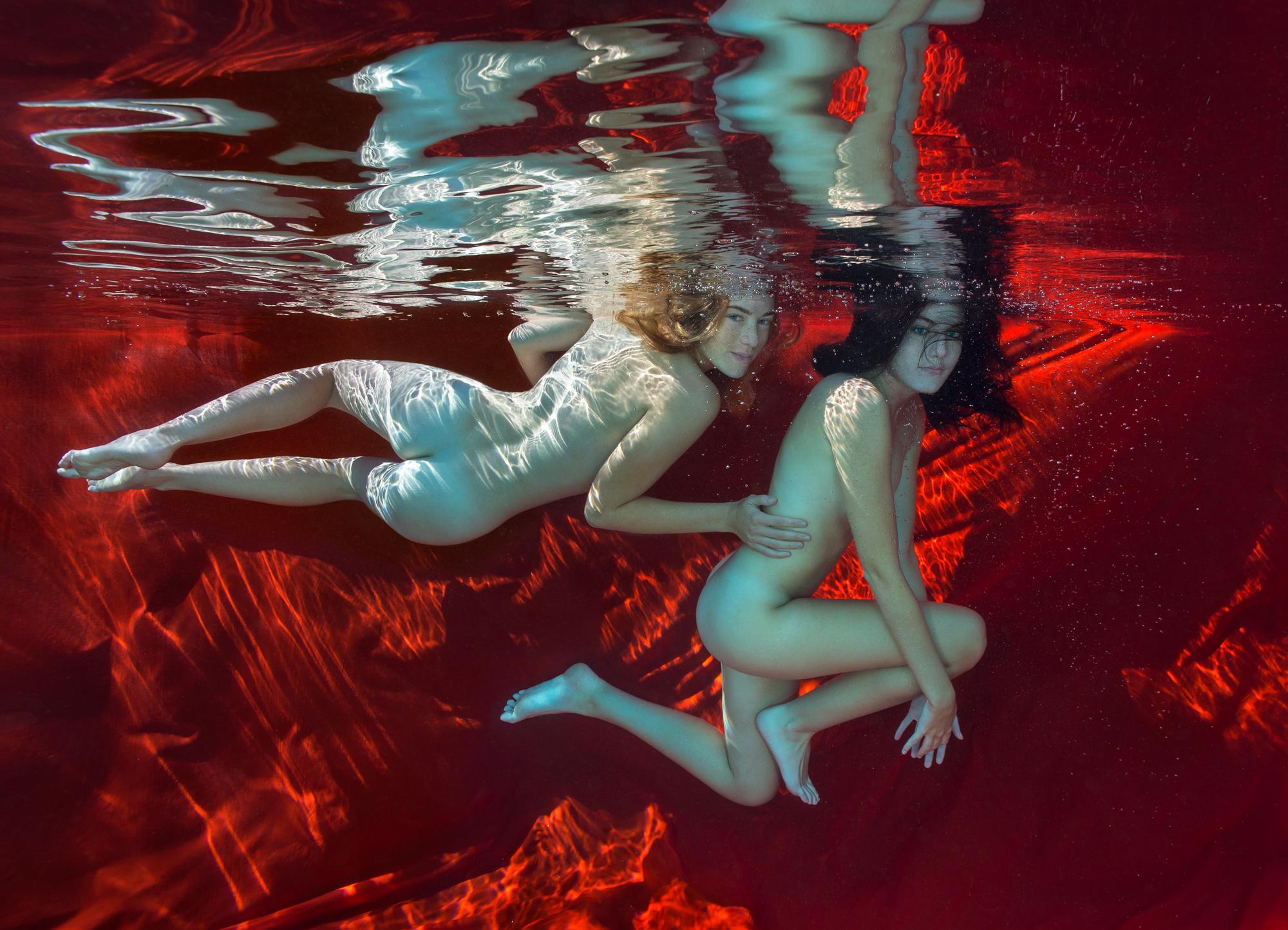 Alex Sher Nude Photograph – Golden Drops - Unterwasser-Nacktfotografie - Archivalischer Pigmentdruck 18x24"