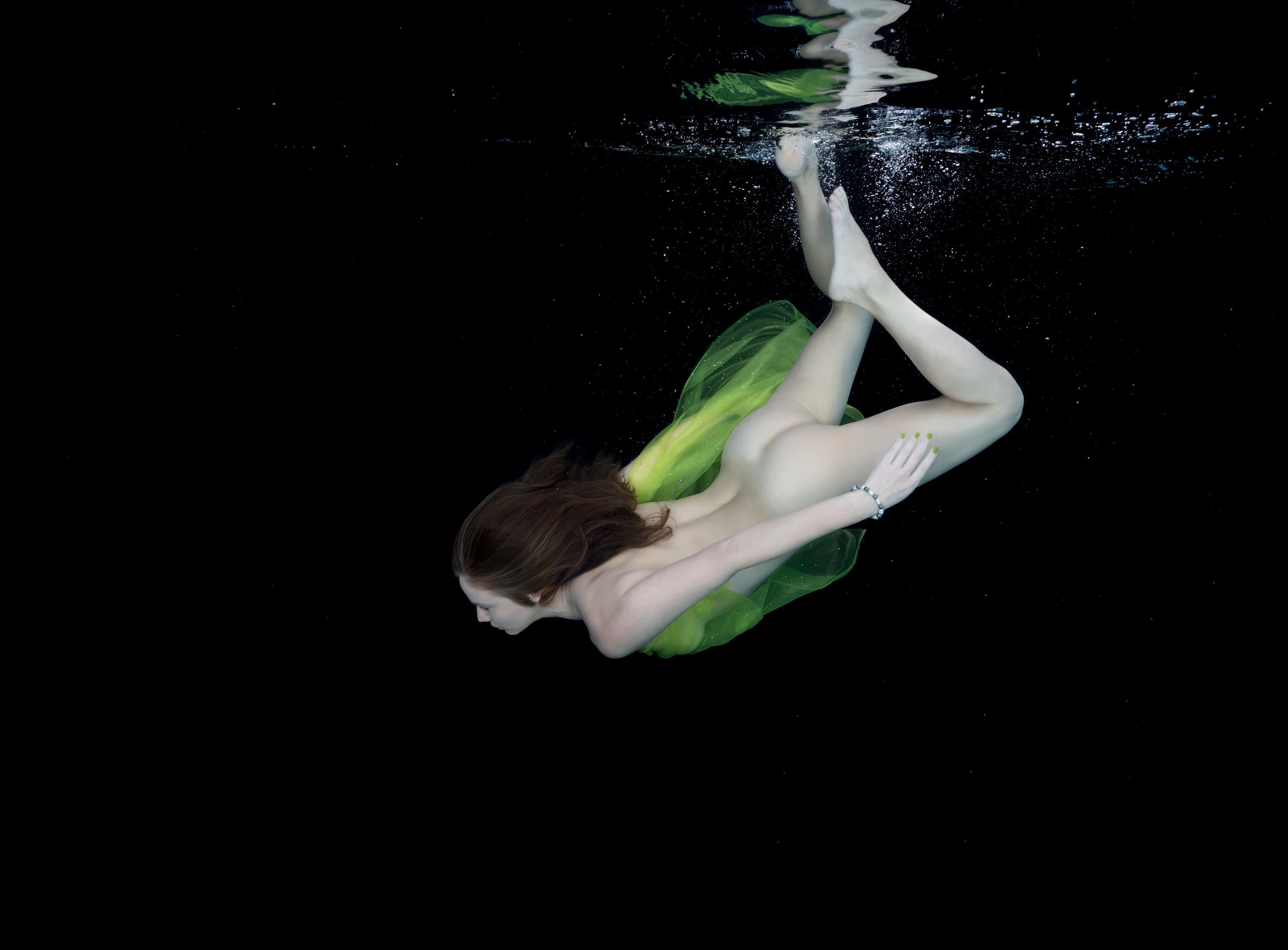 Photographie de nu sous-marine vert - impression pigmentaire d'archives 18" x 24".