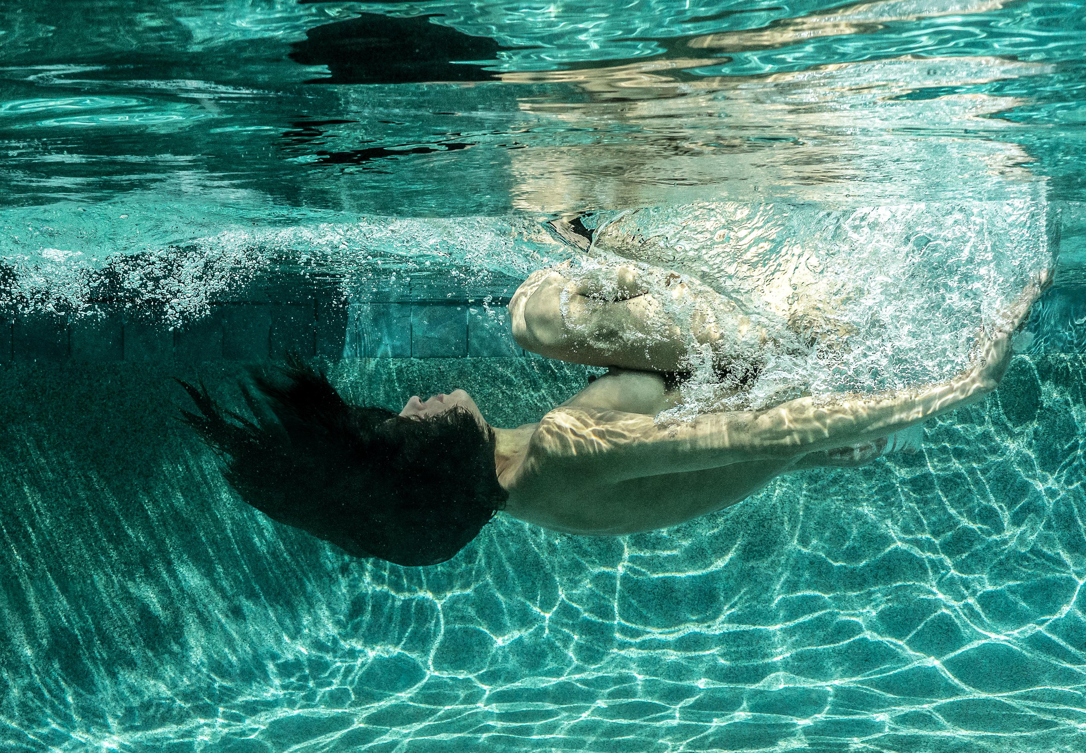Grüner Roll I  Unterwasser-Nacktfotografie – Druck auf Aluminium 24x36