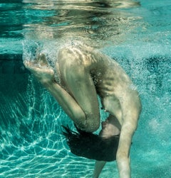 Grüner Roll II – Unterwasser-Nacktfotografie – Archivalisch-Pigmentdruck 18" x 24"