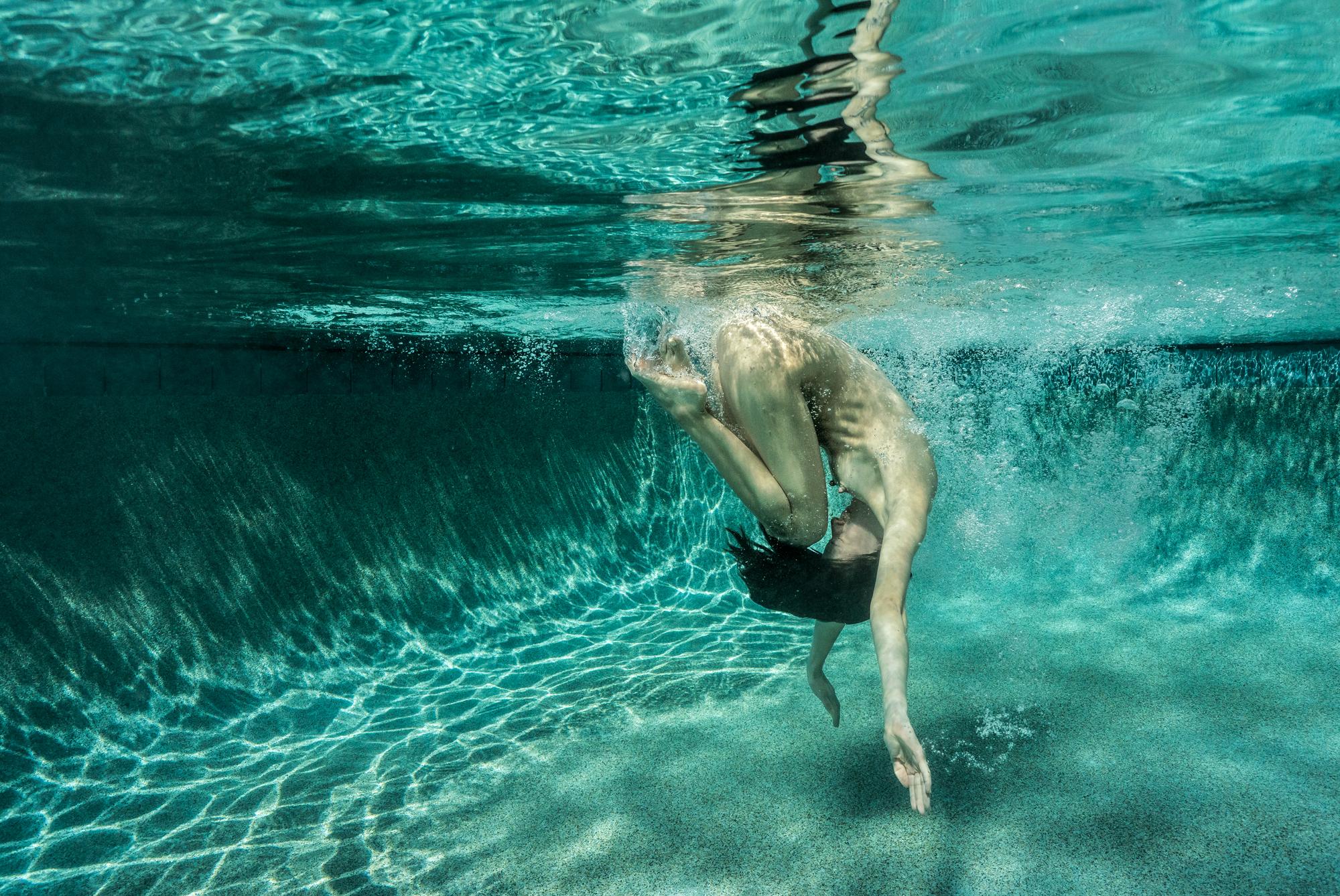 Alex Sher Figurative Photograph – Grüner Roll II  Unterwasser-Nacktfotografie – Druck auf Aluminium 24x36"
