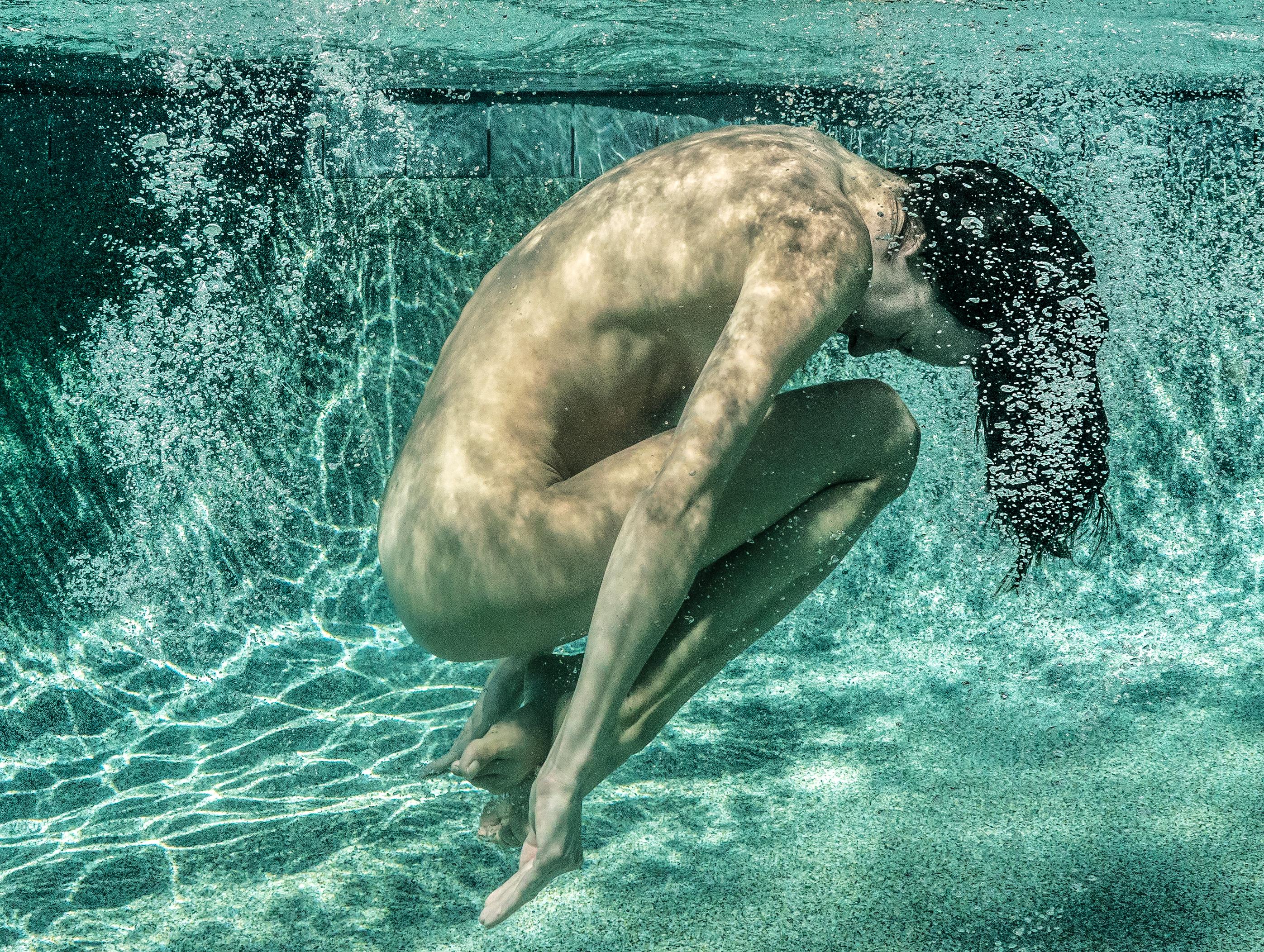 Grüner Roll III  Unterwasser-Nacktfotografie – Druck auf Aluminium 24x36