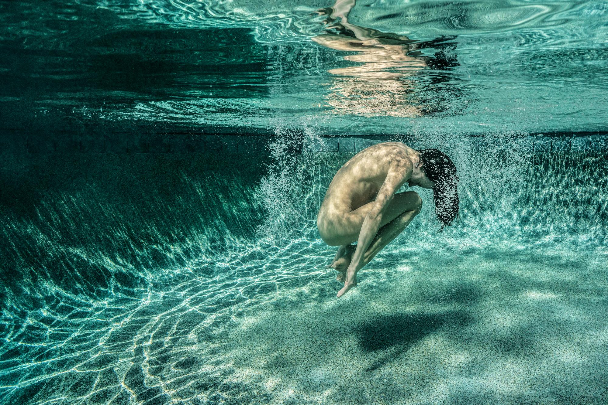 Alex Sher Nude Photograph – Grüner Roll III  Unterwasser-Nacktfotografie – Druck auf Aluminium 24x36"